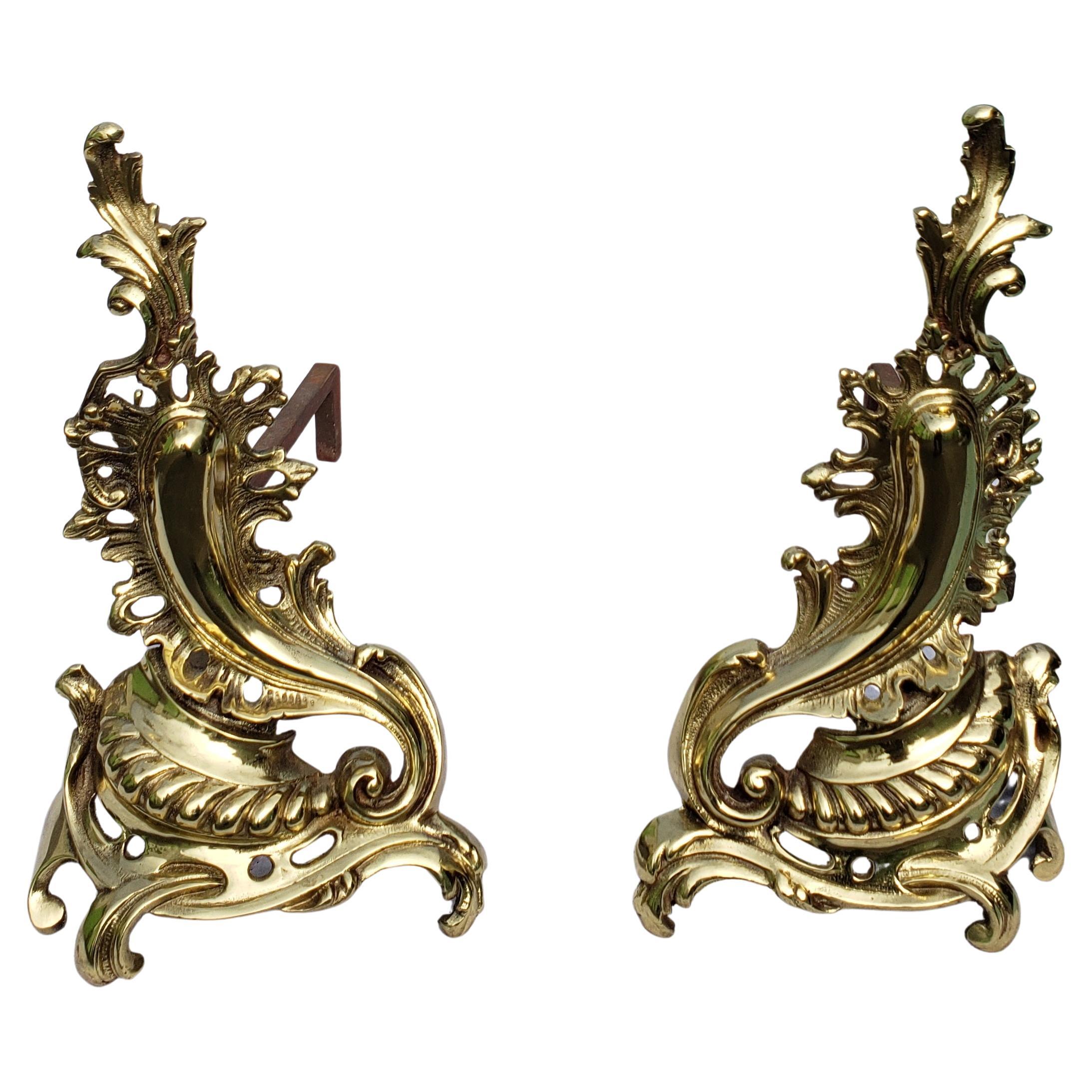 Martelé Paire de chenets de cheminée décoratifs en bronze doré de style roccoco en vente