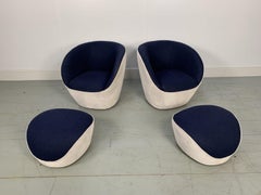 Paire de fauteuils et poufs pivotants en velours et laine de Roche Bobois "Edito"