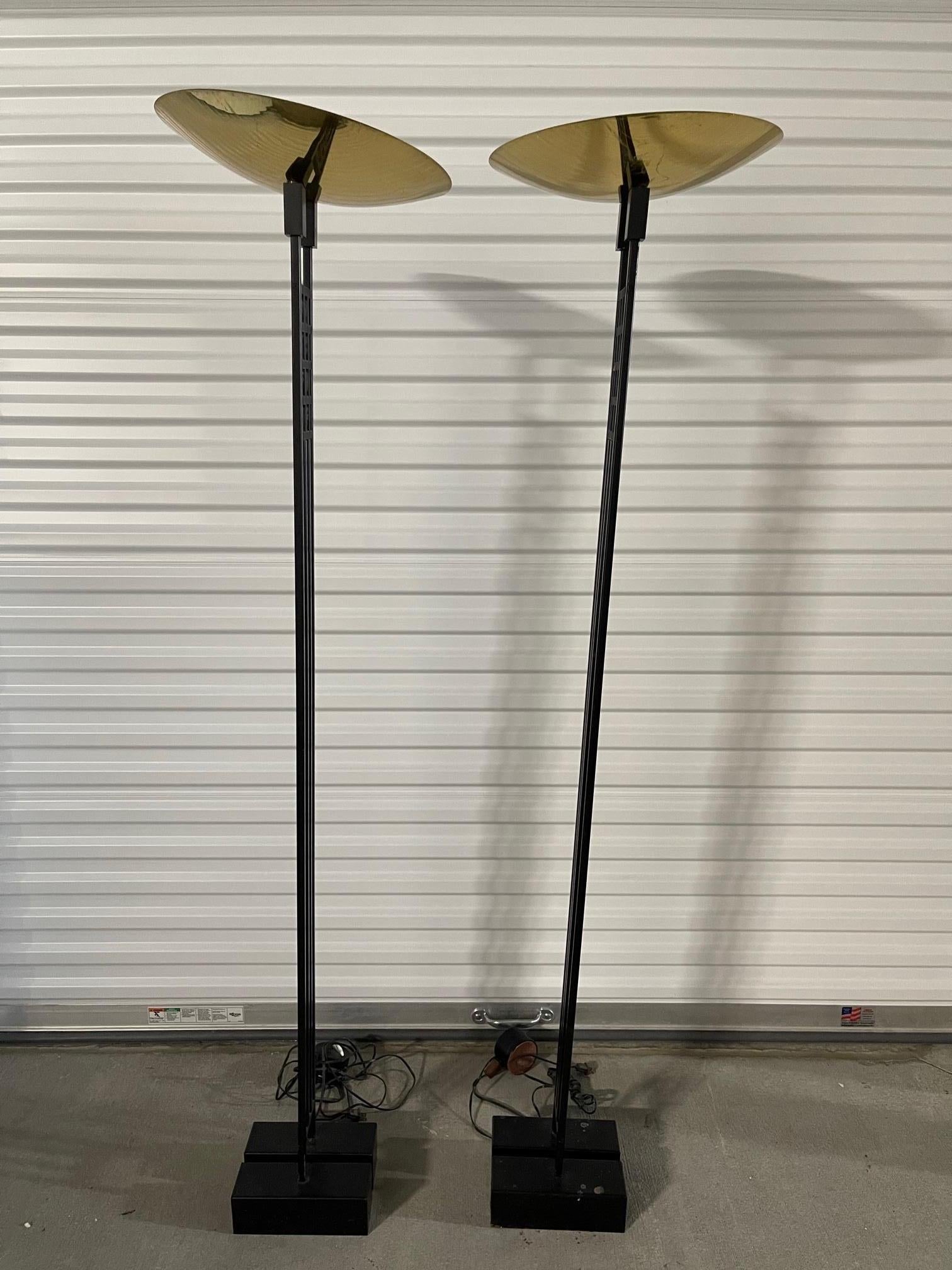 Paire de lampadaires halogènes Roche Bobois, 20e siècle. La base mesure 9,5