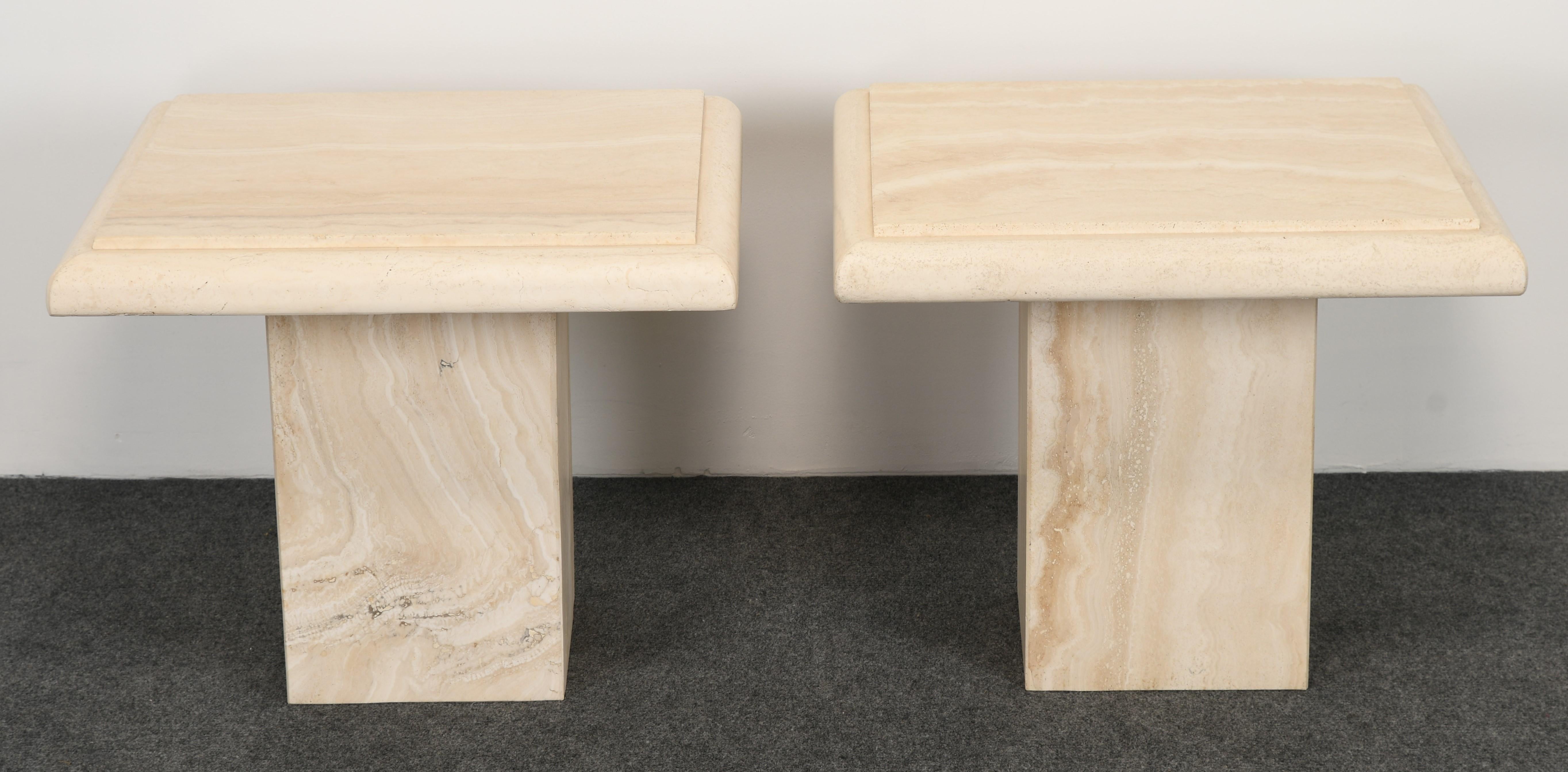 An elegant pair of Roche Bobois style travertine side or end tables. Beautiful variegated marble in very good condition.

Dimensions: 22.5