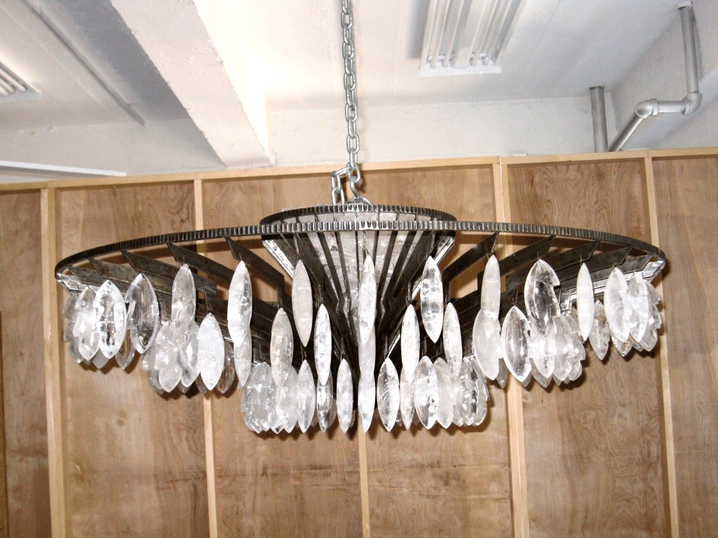 XXI secolo e contemporaneo Coppia di lampadari in cristallo di rocca e martellata a mano in vendita