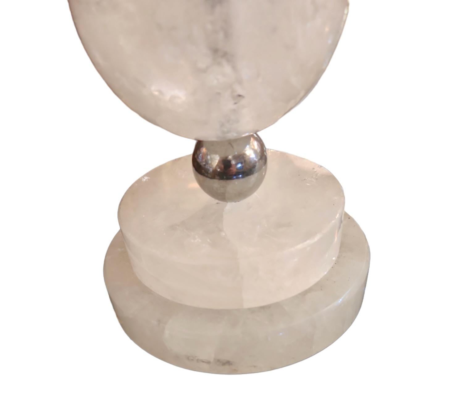 La hauteur de la lampe jusqu'au sommet de la boule est de 18,5 pouces.  La hauteur de la lampe jusqu'au sommet de la douille est de 21,5 pouces.  Des abat-jour en parchemin personnalisés sont disponibles pour un supplément de 350 $ par lampe.