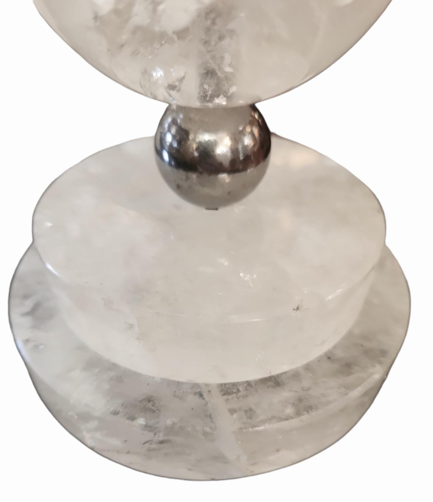 Fait main Paire de lampes de table en cristal de Rock et boule de métal en vente