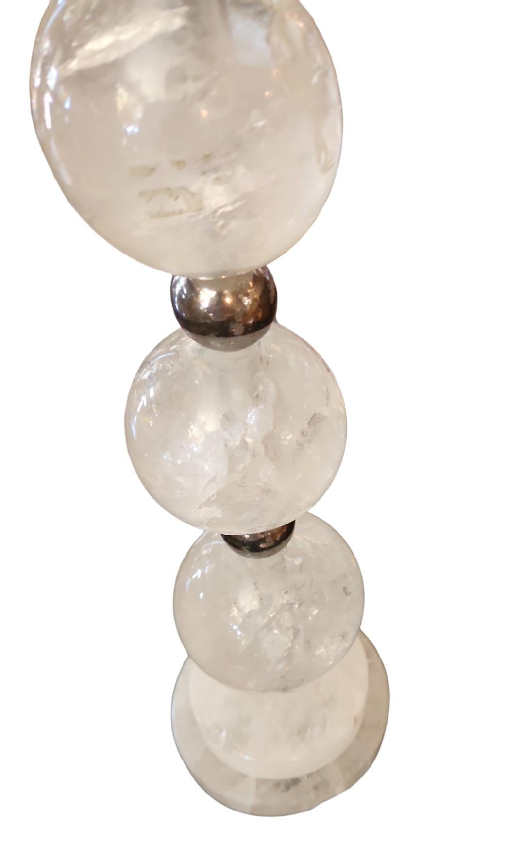 Paire de lampes de table en cristal de Rock et boule de métal Excellent état - En vente à Los Angeles, CA