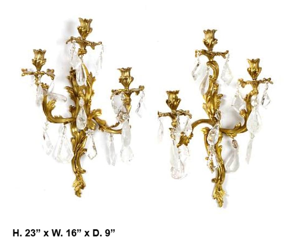 Paar Bergkristall- und Goldbronze-Wandleuchter, 19. Jahrhundert (Louis XV.) im Angebot