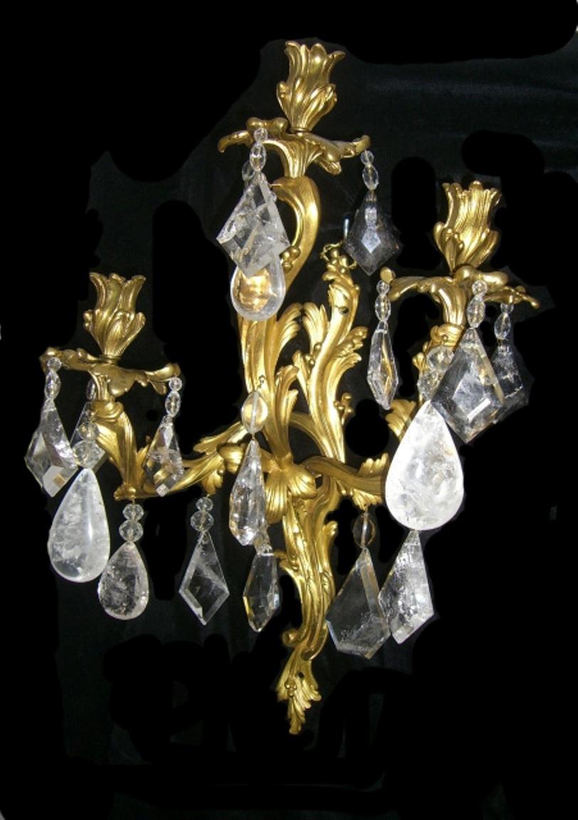 Français Paire d'appliques en cristal de roche et bronze doré, 19ème siècle en vente