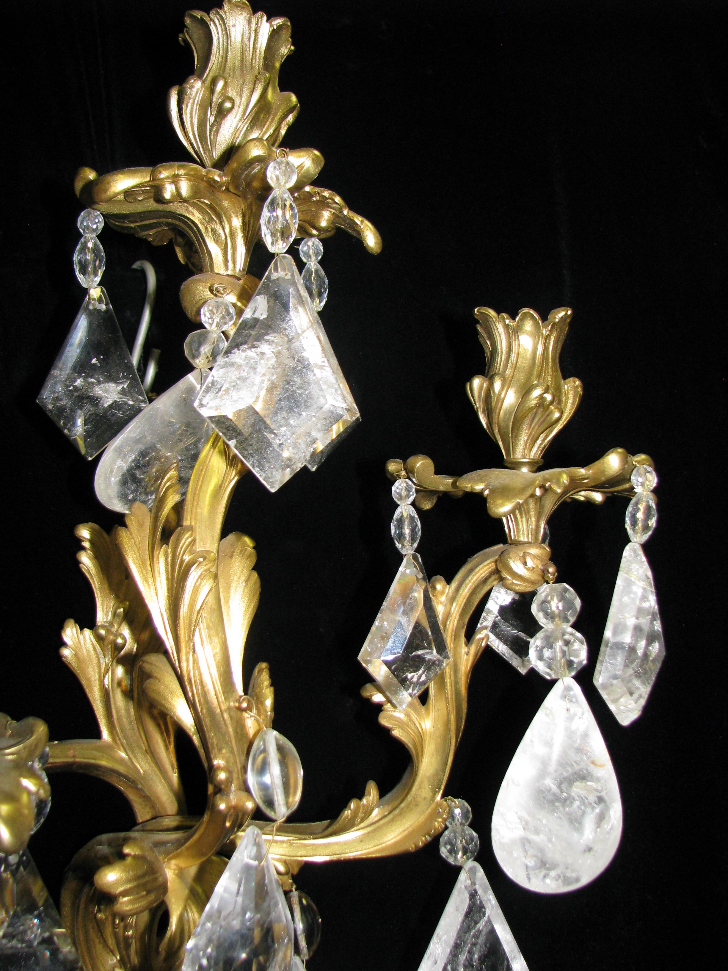 Cristal de roche Paire d'appliques en cristal de roche et bronze doré, 19ème siècle en vente
