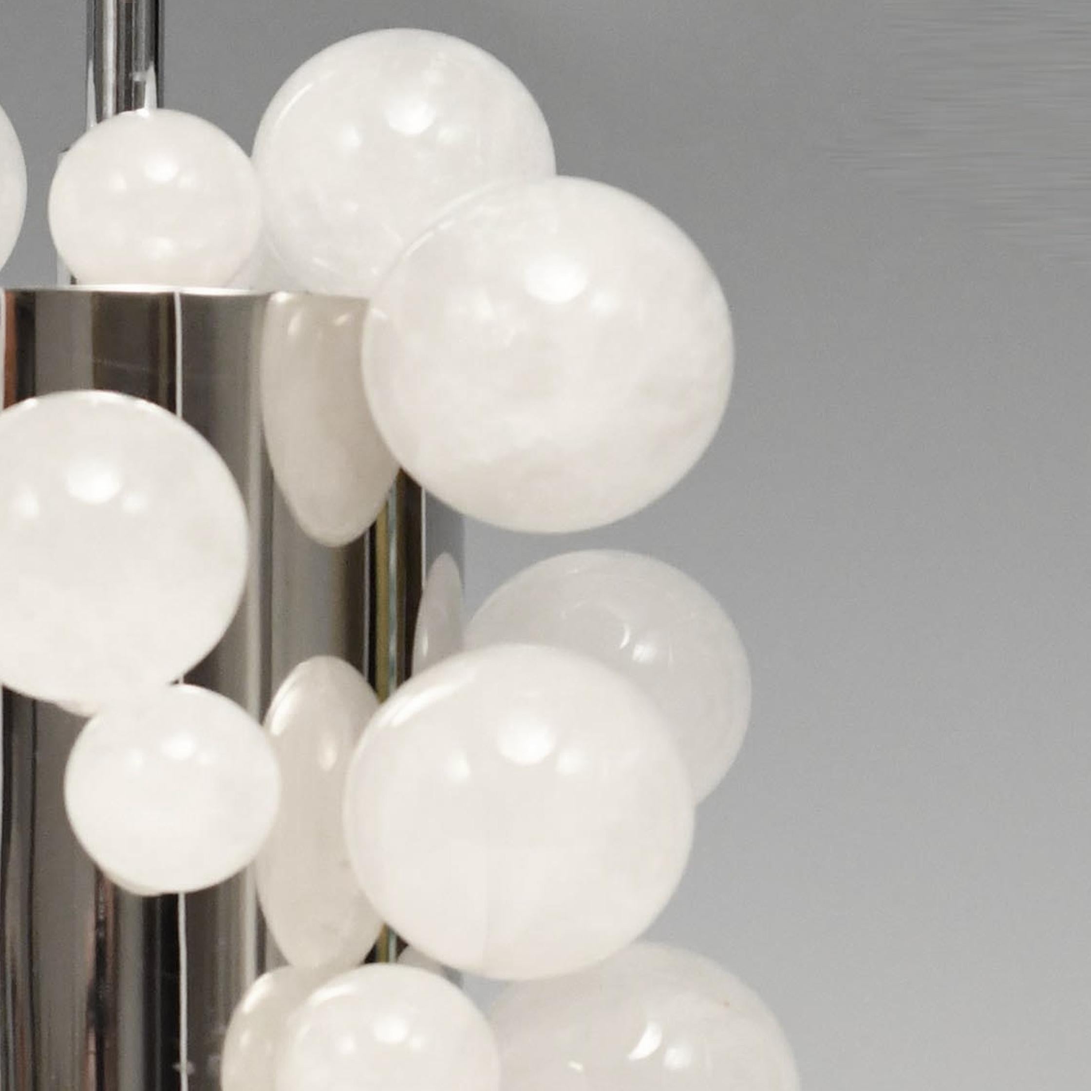 Une paire de lampes à bulles en cristal de roche de petite taille avec un corps en nickel poli. Créé par Phoenix Gallery NYC.
Jusqu'au sommet des bulles de cristal de roche : 13