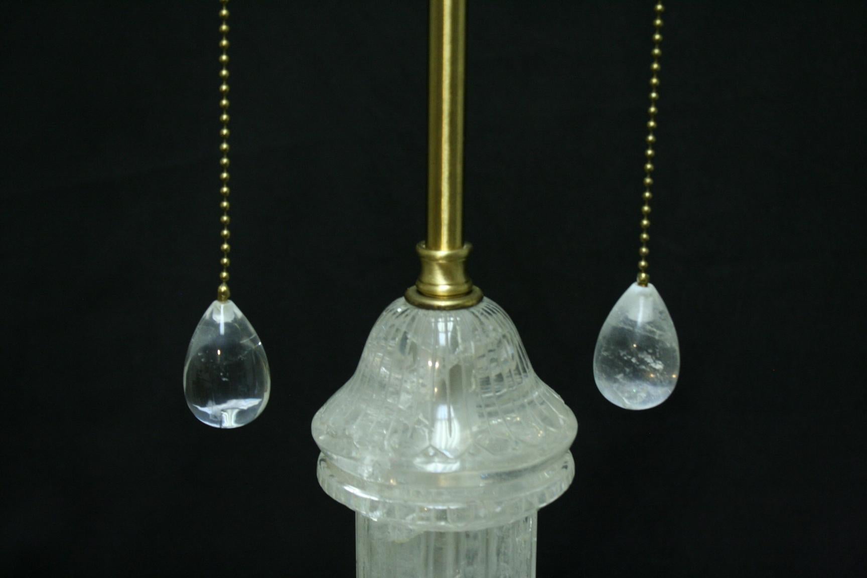 Ein Paar geriffelte Urnenlampen aus Bergkristall im Zustand „Hervorragend“ im Angebot in Cypress, CA