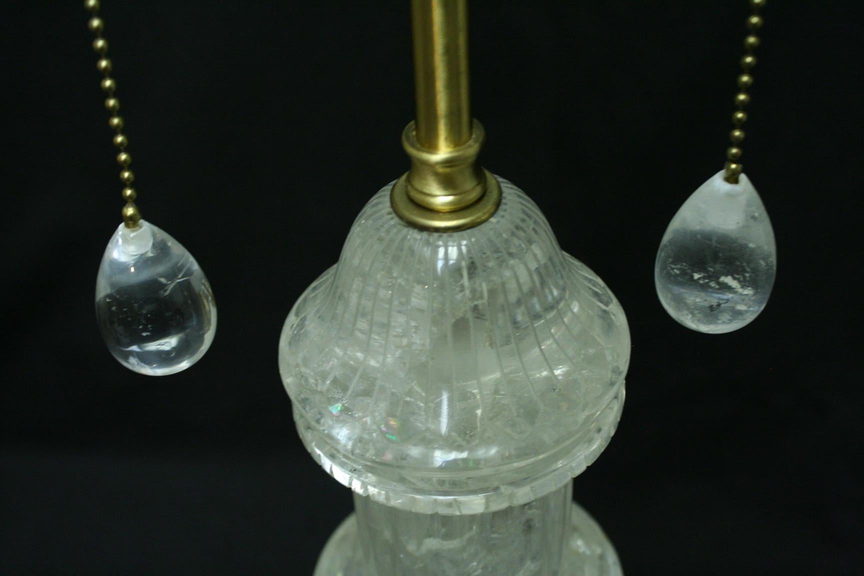Ein Paar geriffelte Urnenlampen aus Bergkristall (20. Jahrhundert) im Angebot