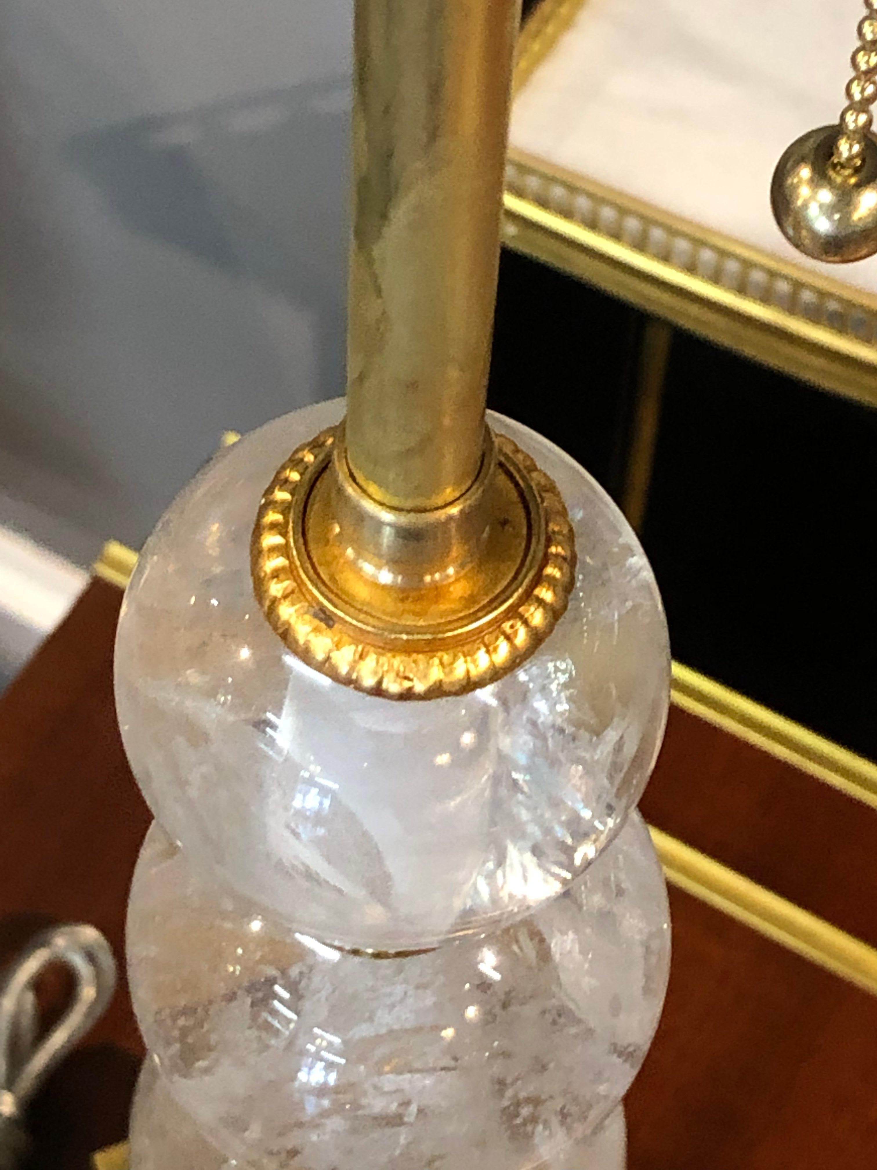 20ième siècle Paire de lampes de bureau en cristal de roche de style Hollywood Regency ou Art Déco en vente