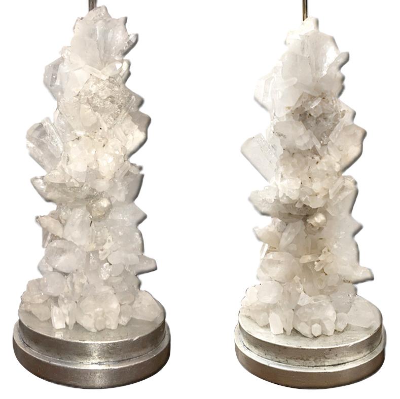 Paire de lampes en cristal de roche avec bases en feuilles d'argent en vente