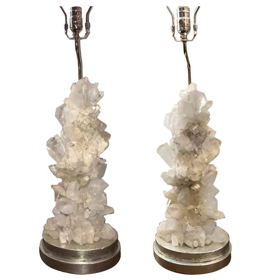 Coppia di grandi lampade francesi in cristallo di rocca del 1940 circa con base in foglia d'argento. Le sculture si trovano su una base ovale. Ricablato per l'uso negli Stati Uniti. Condizioni perfette. 

Misure:
Altezza del corpo 22
Altezza al