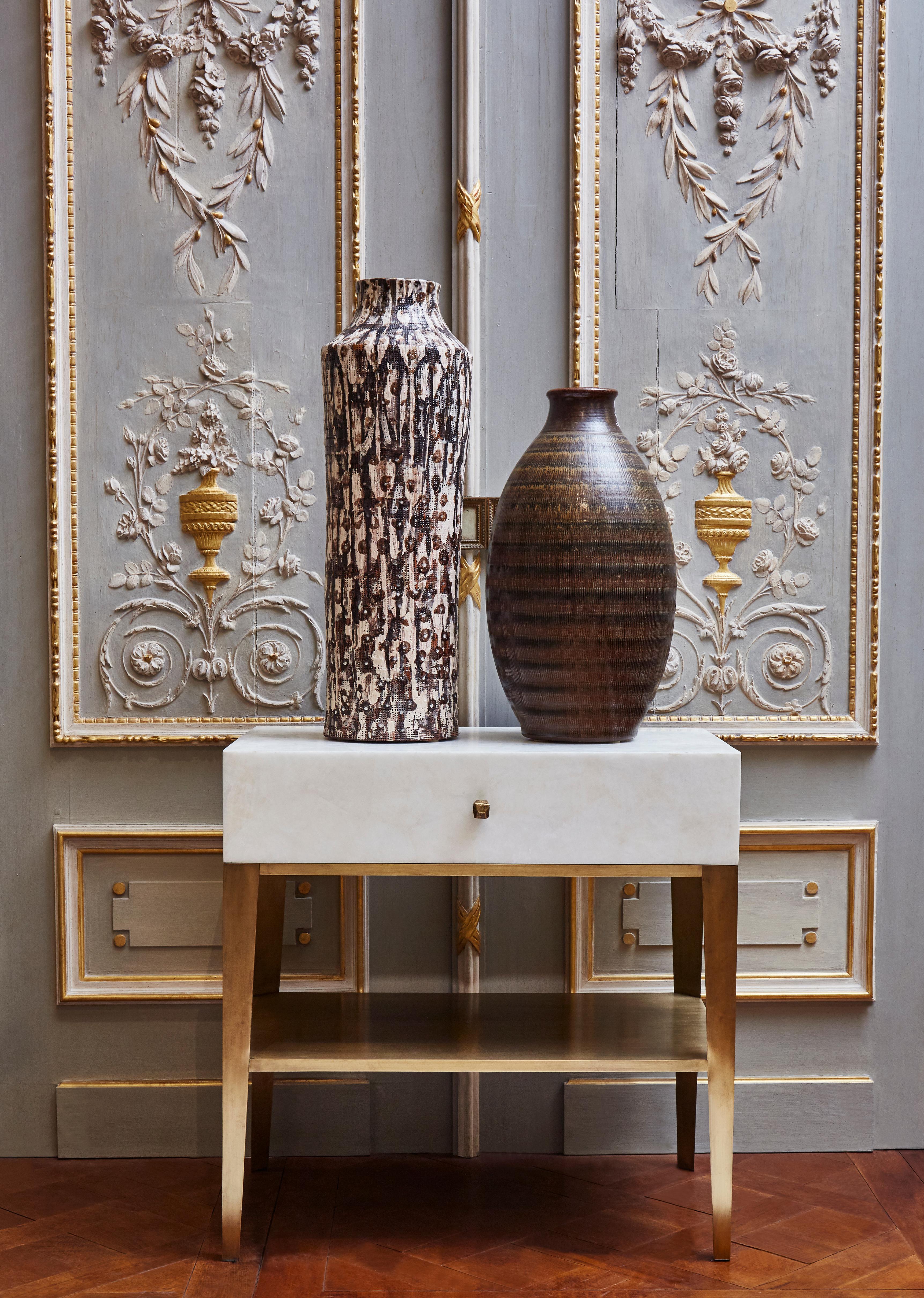 Moderne Paire de tables de nuit en cristal de roche par Studio Austin en vente