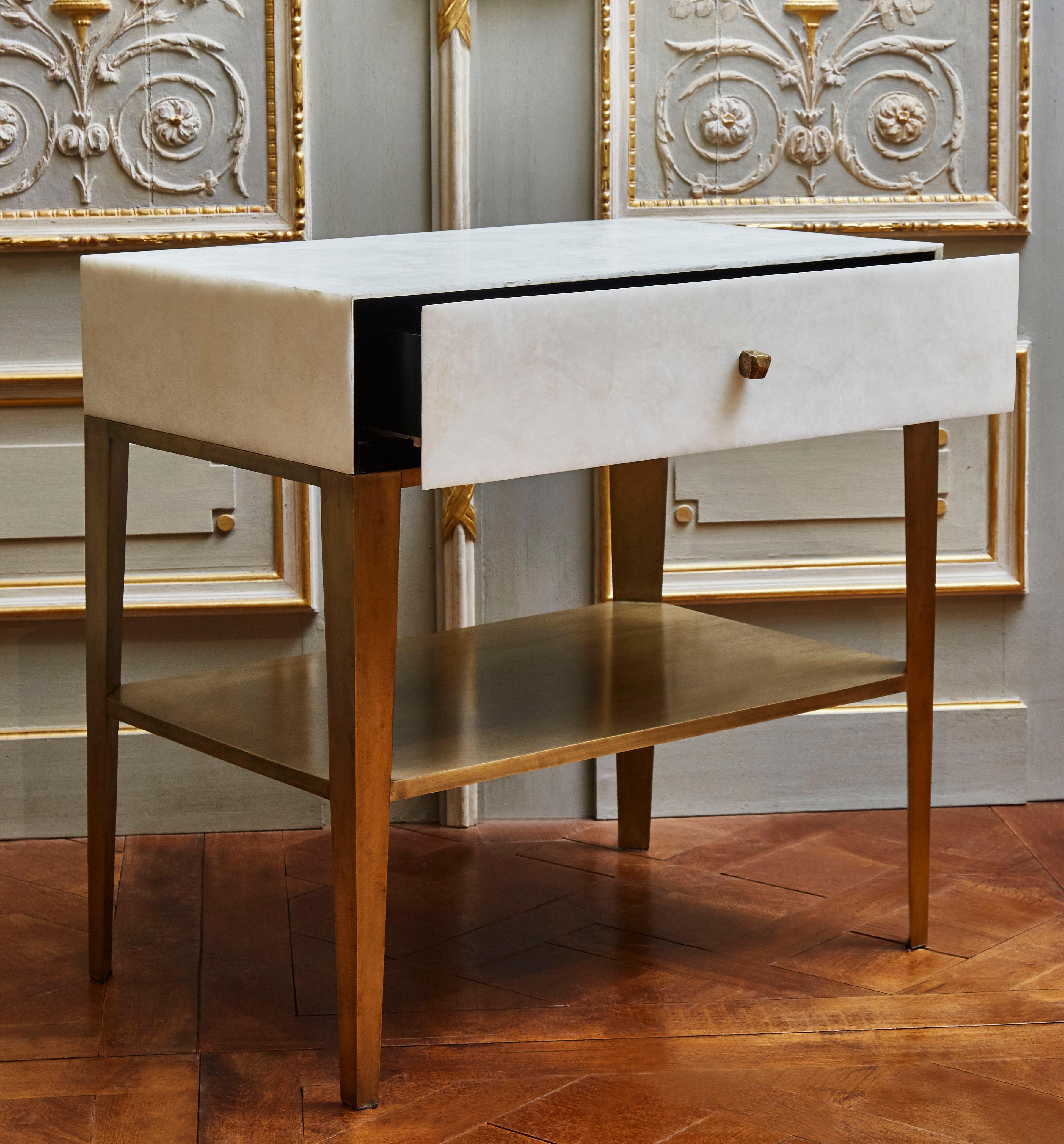 Français Paire de tables de nuit en cristal de roche par Studio Austin en vente