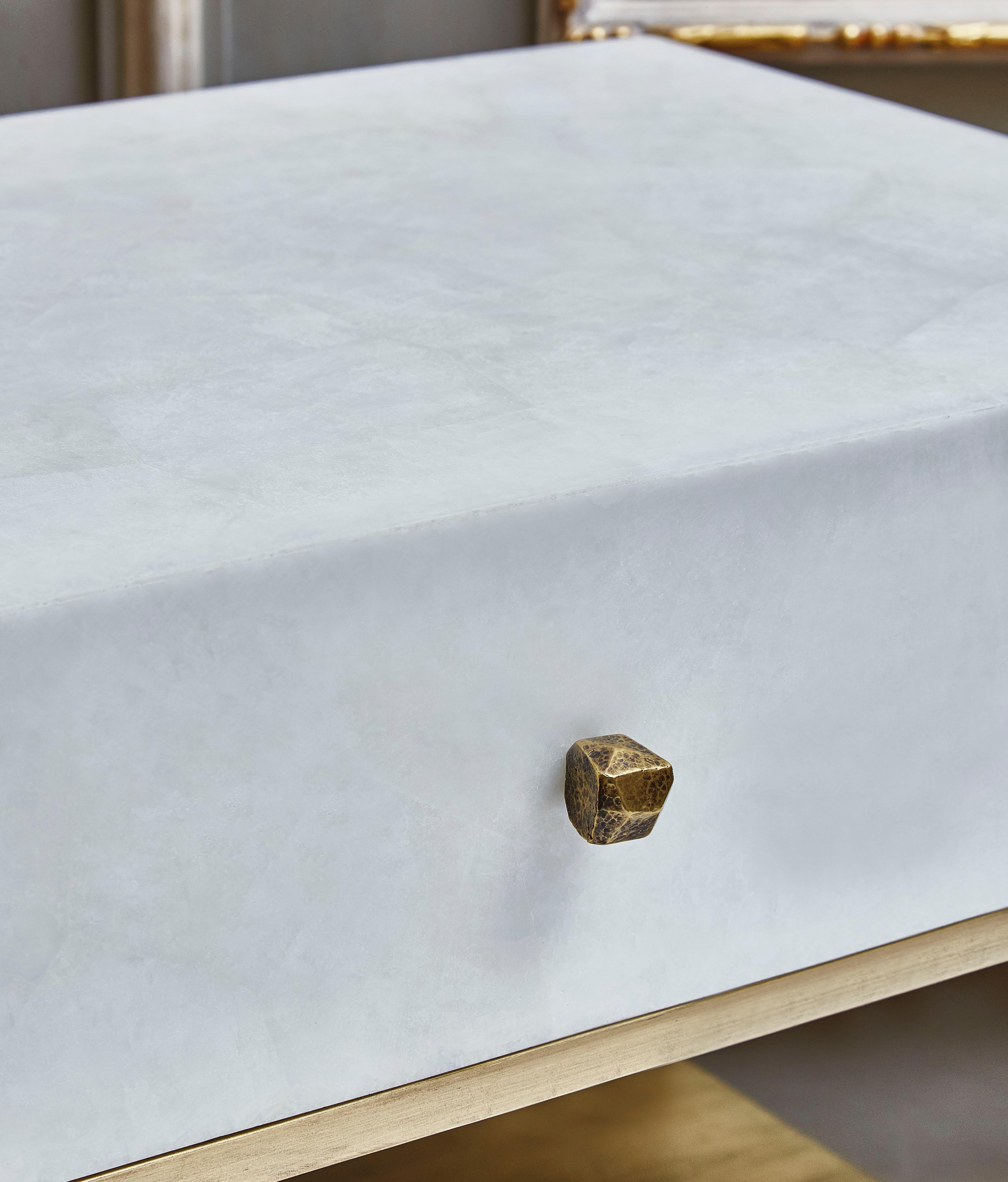 Paire de tables de nuit en cristal de roche par Studio Austin Neuf - En vente à Saint-Ouen (PARIS), FR