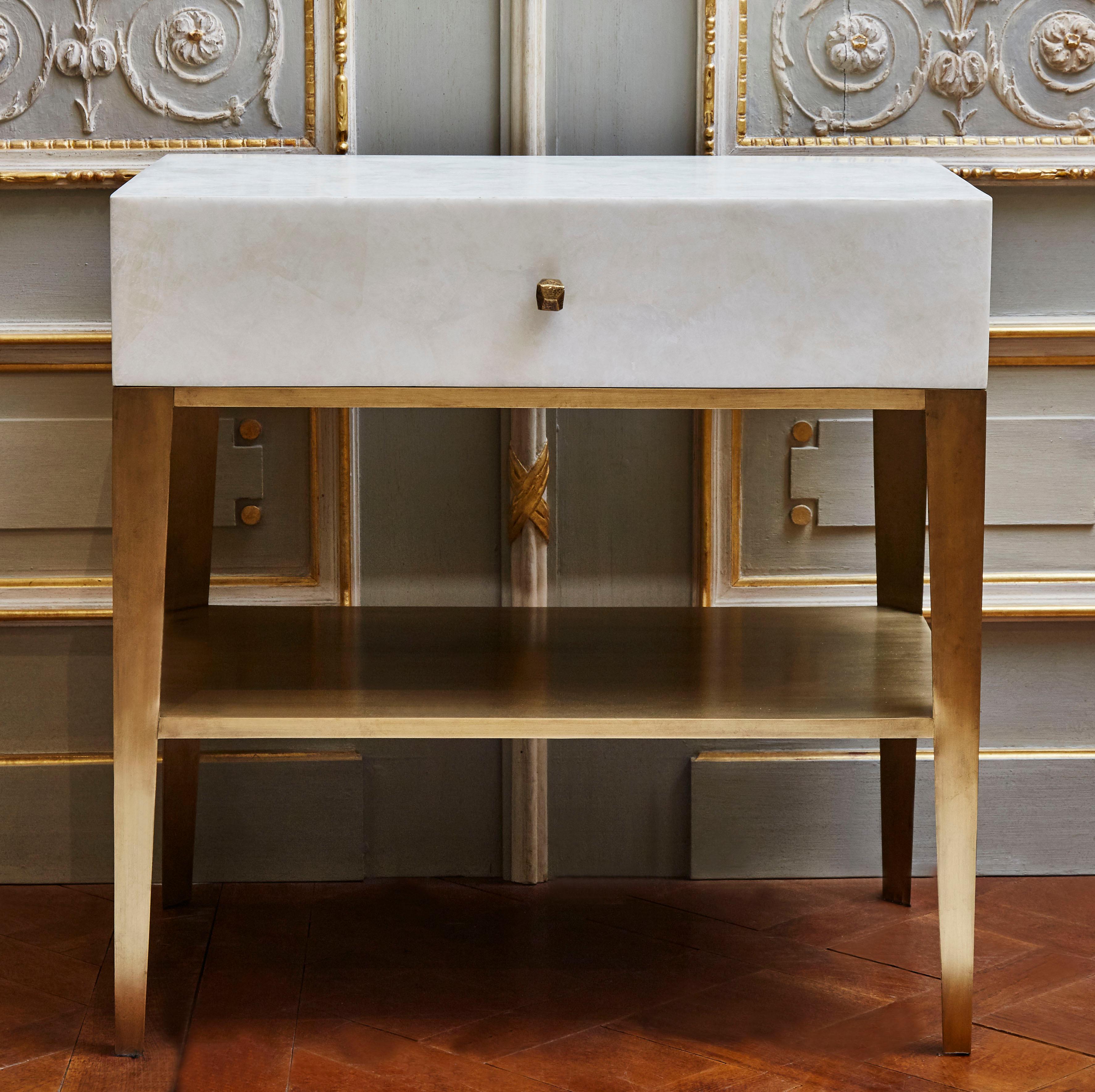 XXIe siècle et contemporain Paire de tables de nuit en cristal de roche par Studio Austin en vente