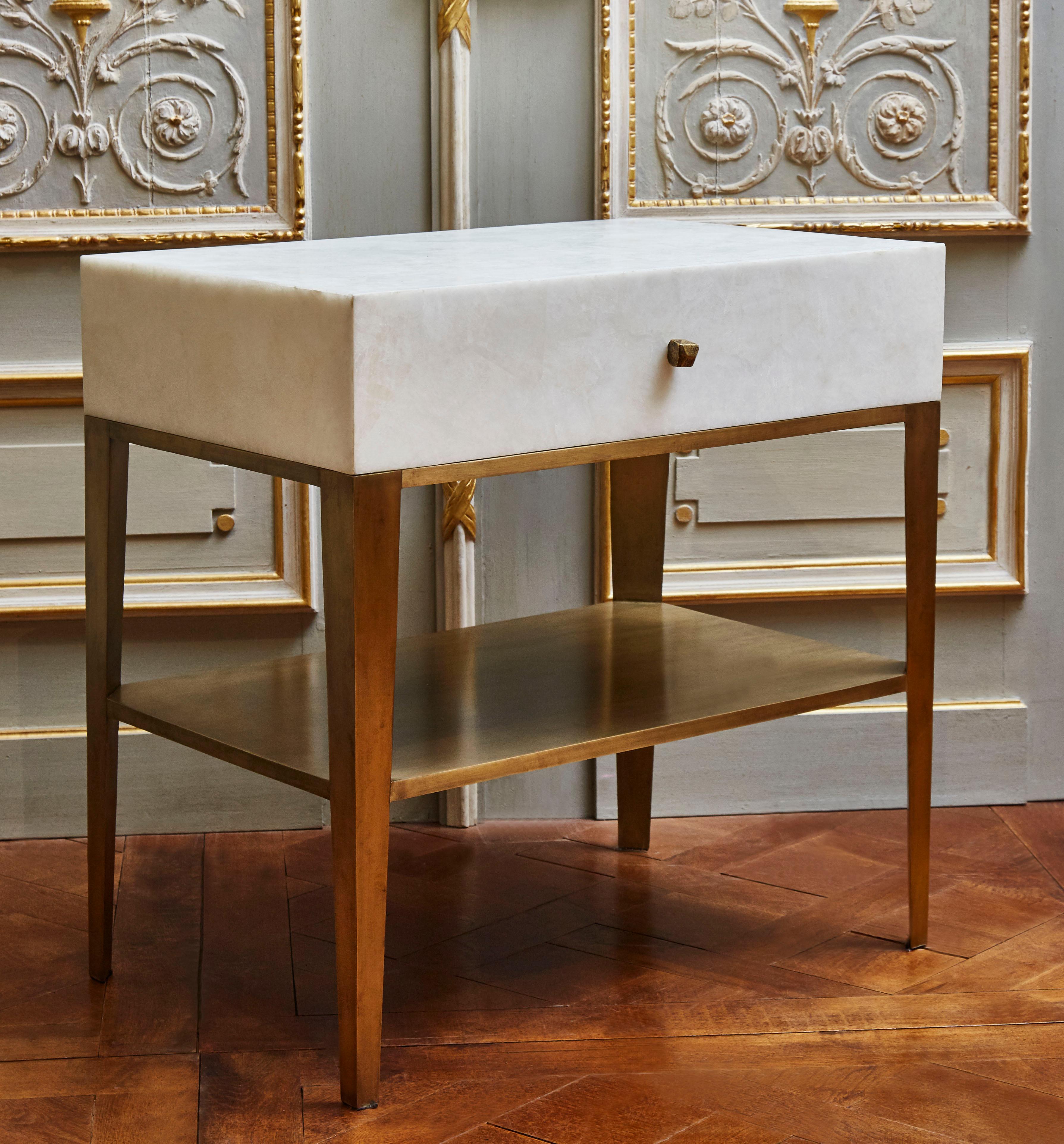 Laiton Paire de tables de nuit en cristal de roche par Studio Austin en vente