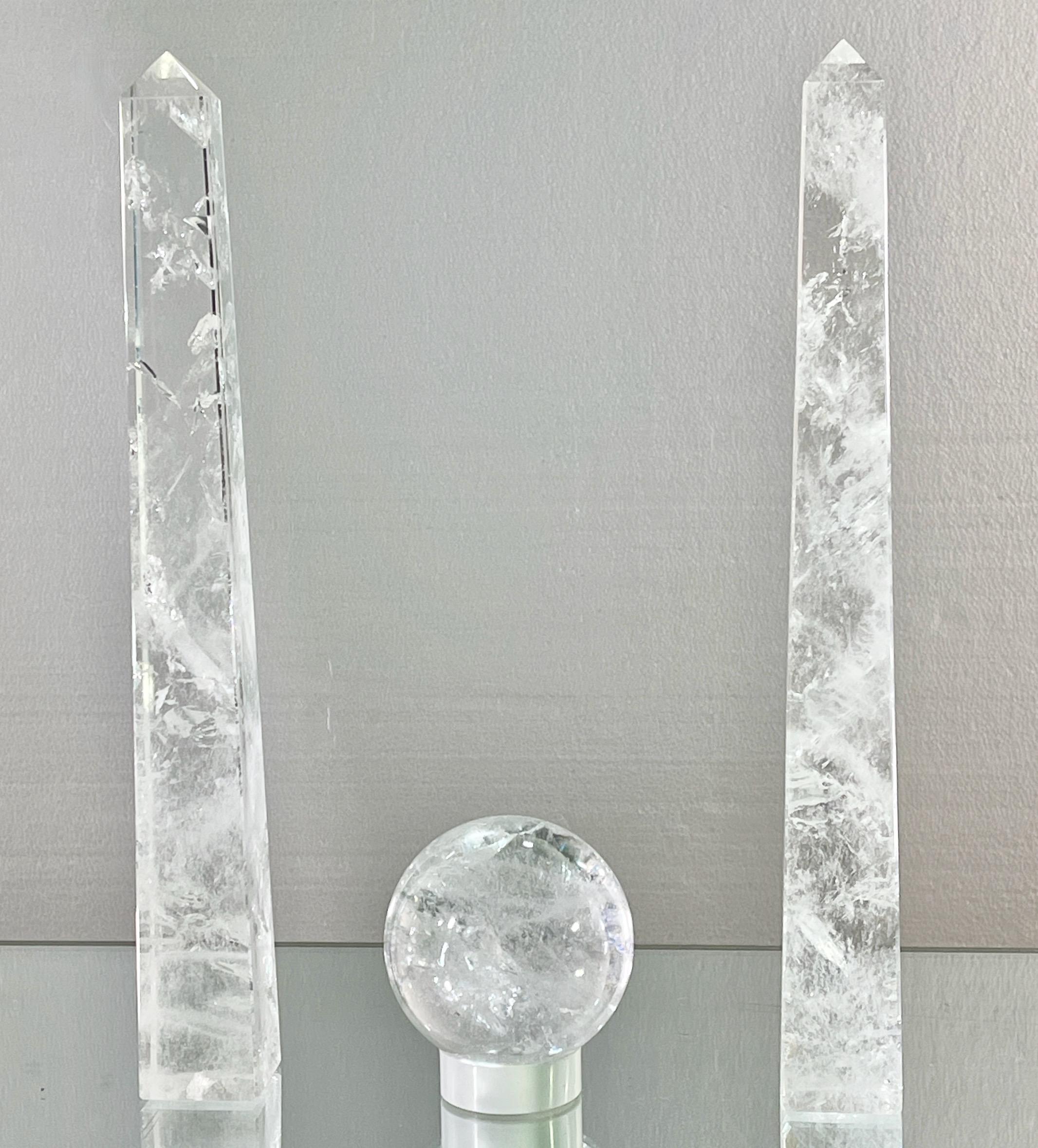 Magnifique groupe de quarts en cristal de roche clair, paire d'obélisques et une sphère. 