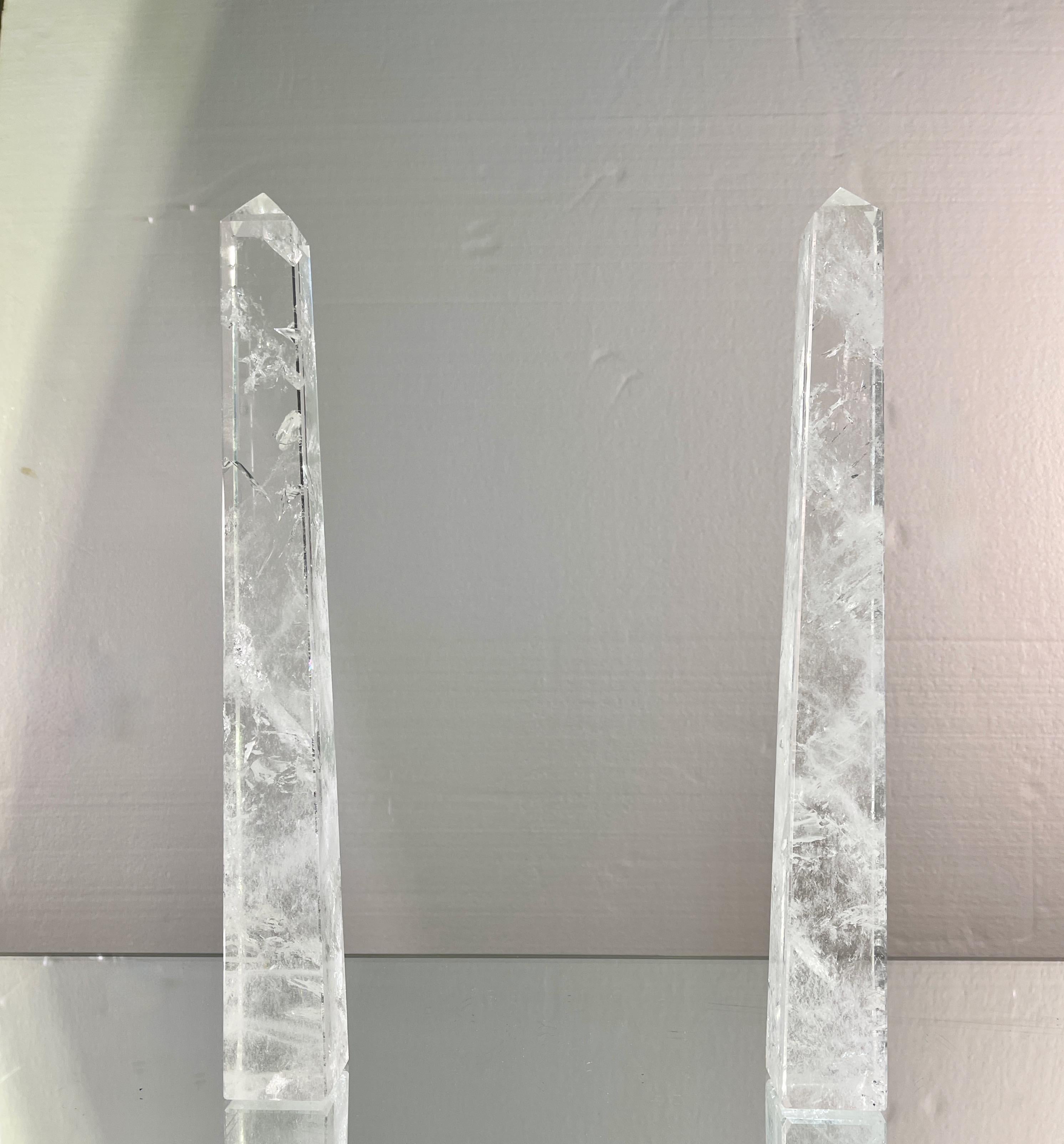 Paar Bergkristall Obelisken und Kugel (Geschnitzt) im Angebot