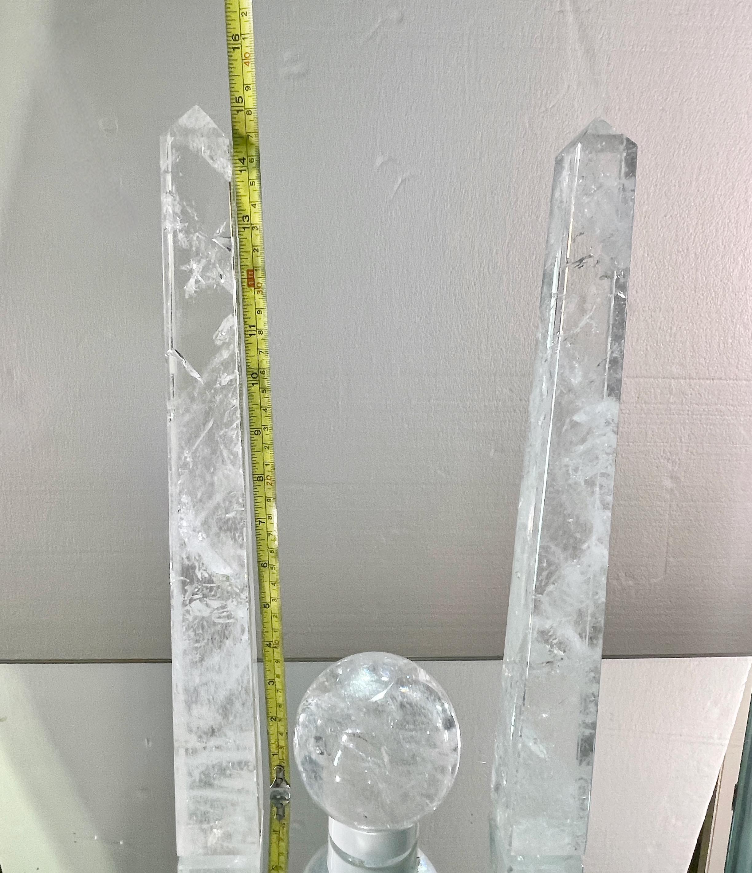 Cristal de roche Paire d'obélisques et de sphères en cristal de roche en vente