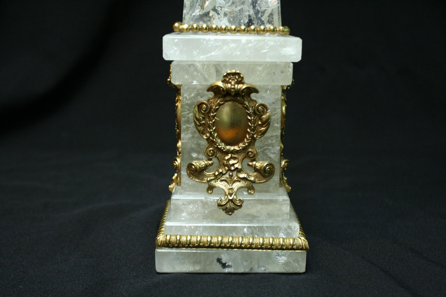 Paire d'obélisques néoclassiques en cristal de roche de bonne qualité, sculptés et polis à la main et montés en bronze doré.