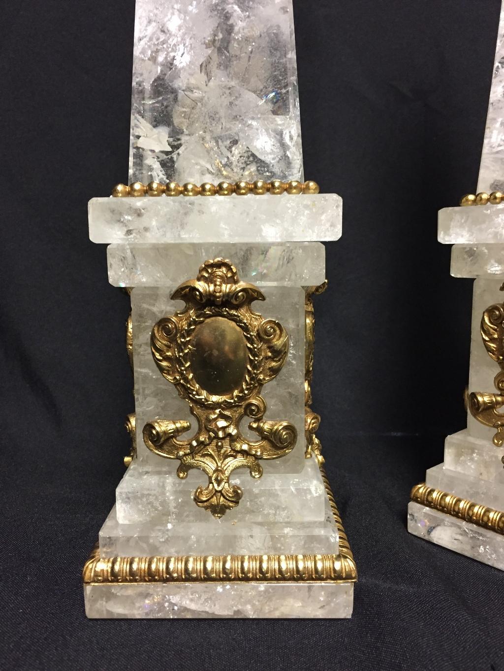 Bronze doré Paire d'obélisques en cristal de roche en vente