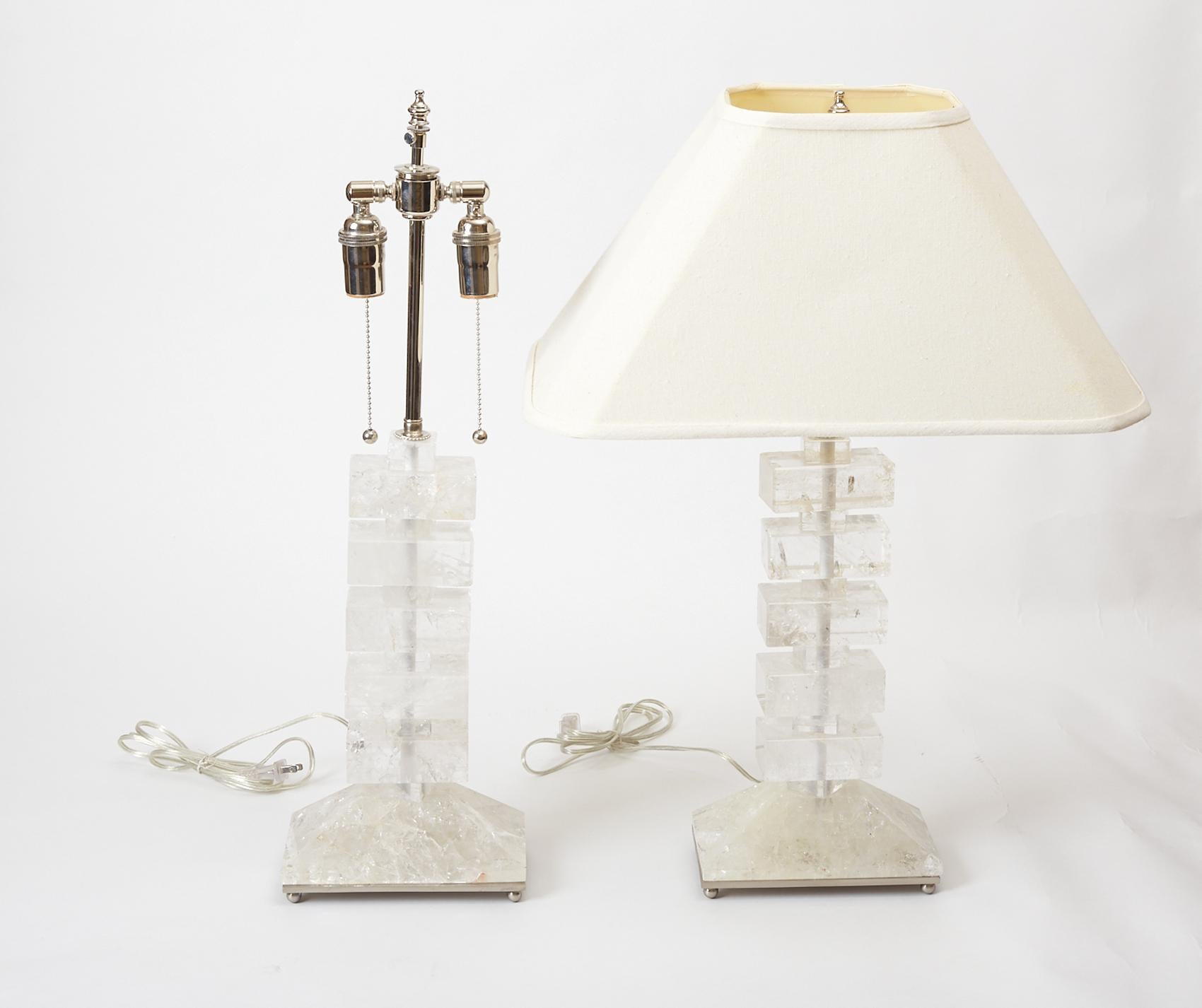 Ein Paar Tischlampen aus Bergkristall mit satiniertem Sockel. Elektrisch verkabelt und mit je zwei Edison-Steckdosen ausgestattet. Empfohlene Wattzahl: 60W, maximale Wattzahl pro Steckdose: 100W.
    