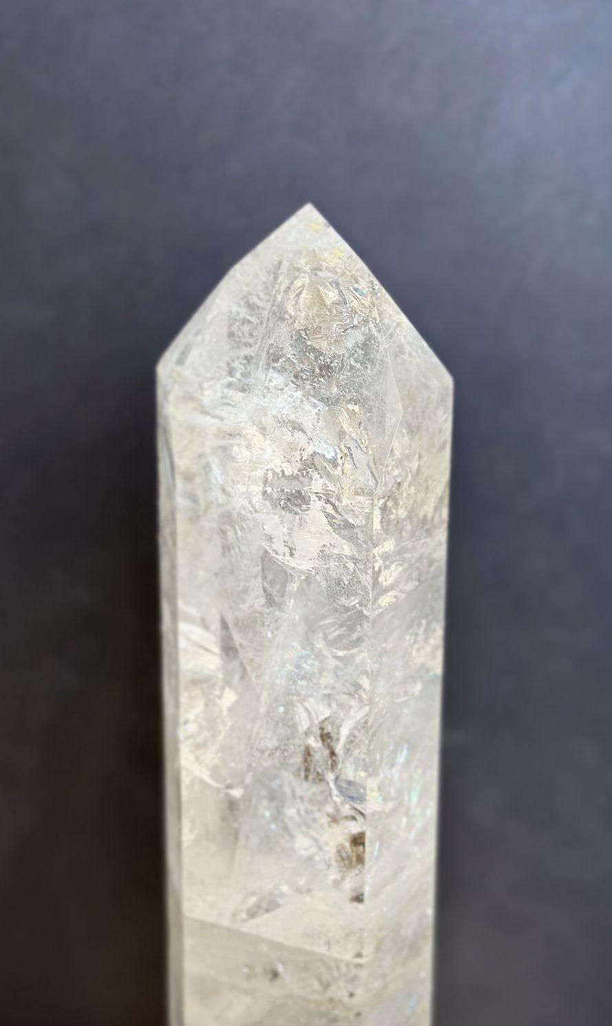 Una coppia di torri in cristallo di rocca vintage, ognuna delle quali poggia su una base esagonale in legno dorato. Realizzato negli Stati Uniti nel 20° secolo. Il cristallo di rocca, o spesso chiamato quarzo chiaro, è noto per le sue proprietà