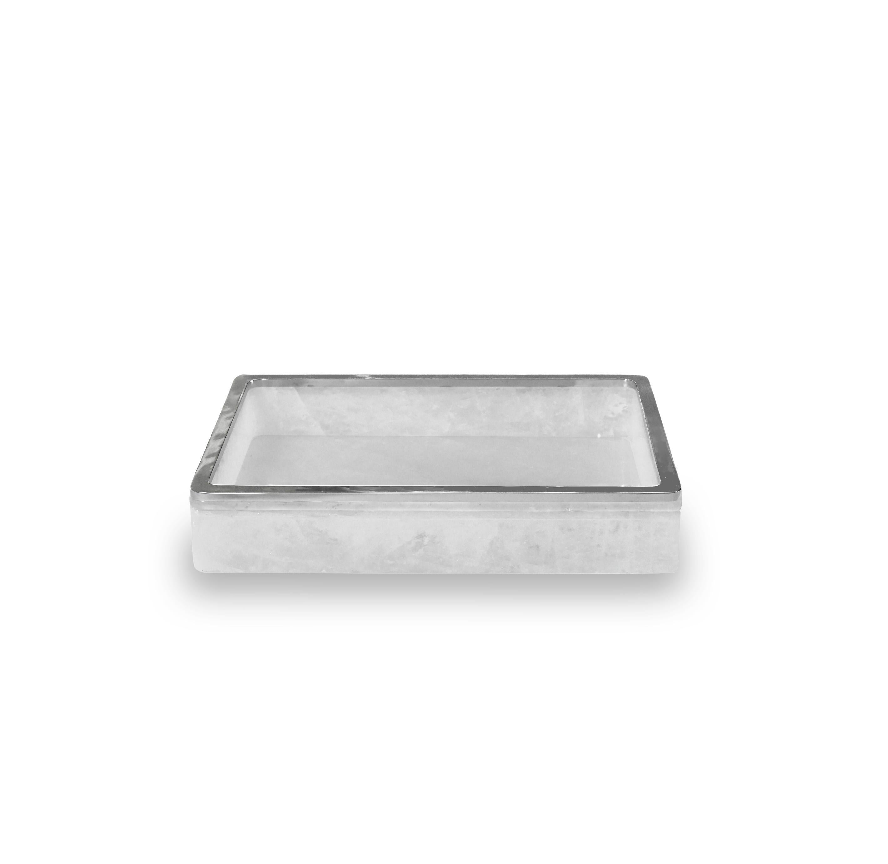 Tablett aus Bergkristall mit geschnitzter Rille um die Struktur herum, Dekoration aus poliertem Nickel. Erstellt von Phoenix Gallery, NYC.
Kundenspezifische Größe und Ausführung auf Anfrage.