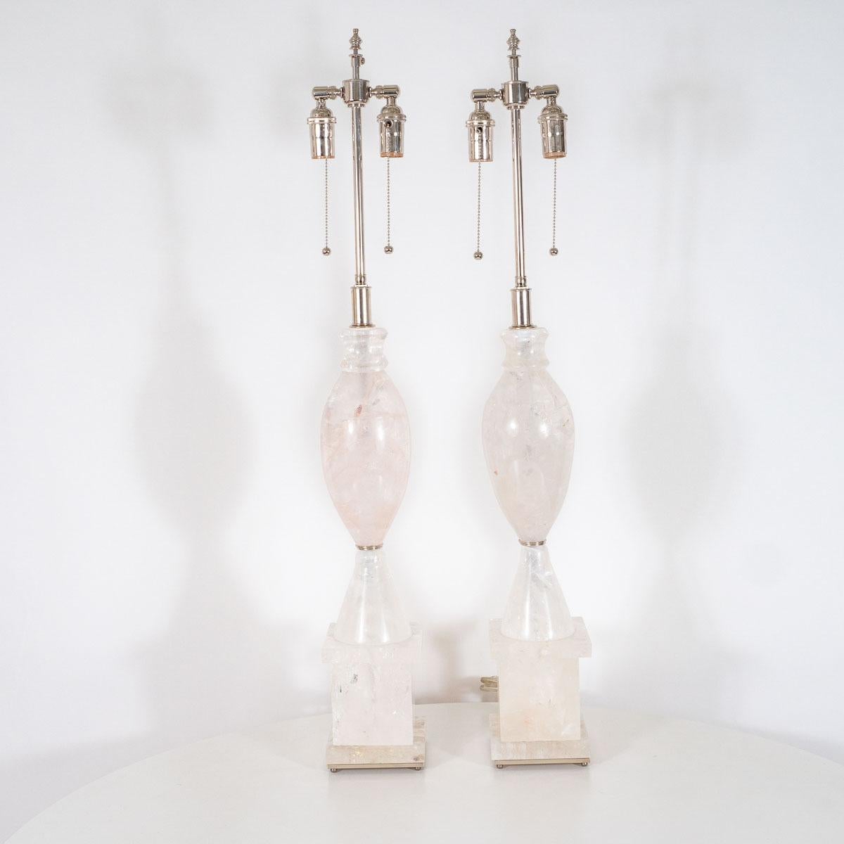 Américain Paire de lampes de table en forme d'urne en cristal de roche en vente