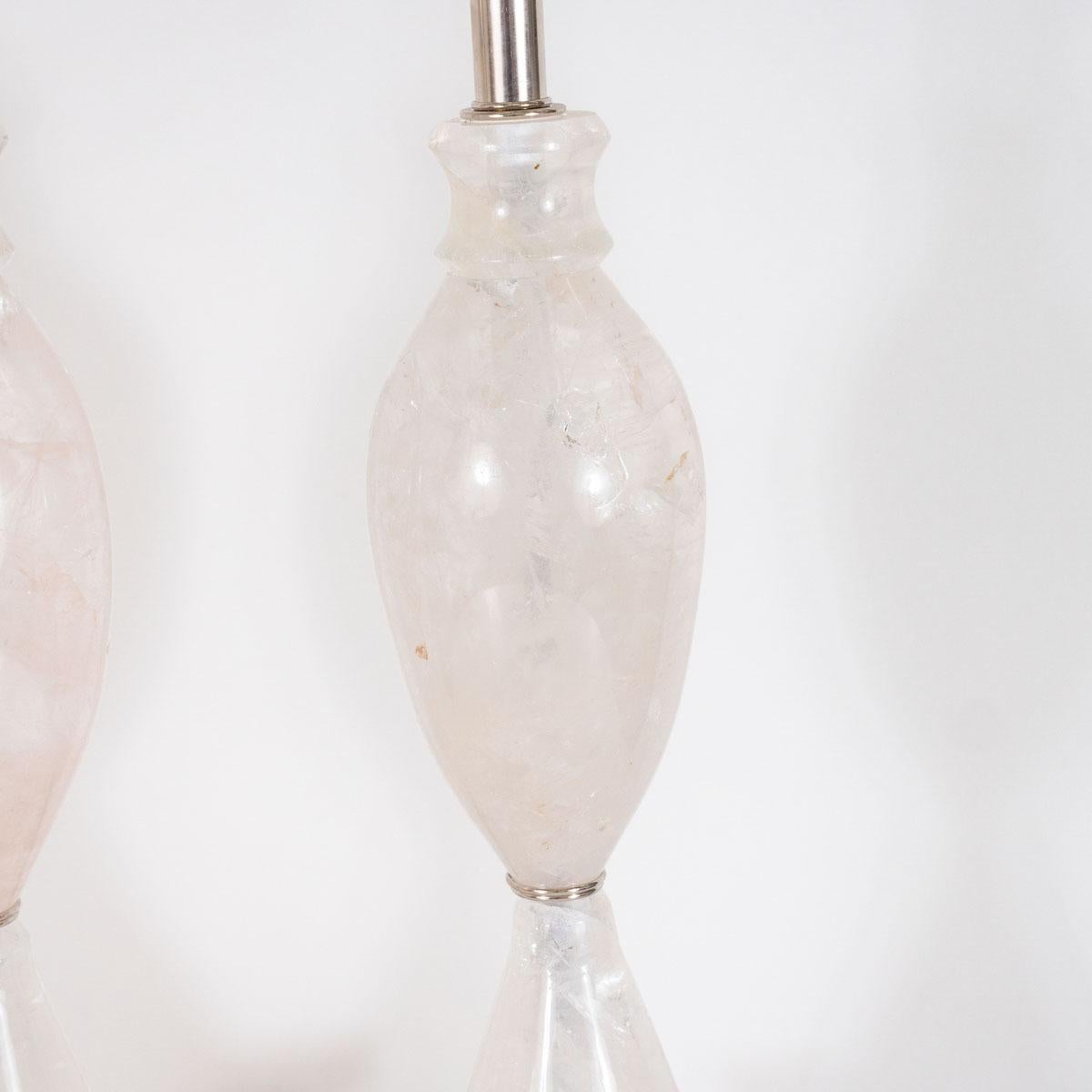 XXIe siècle et contemporain Paire de lampes de table en forme d'urne en cristal de roche en vente