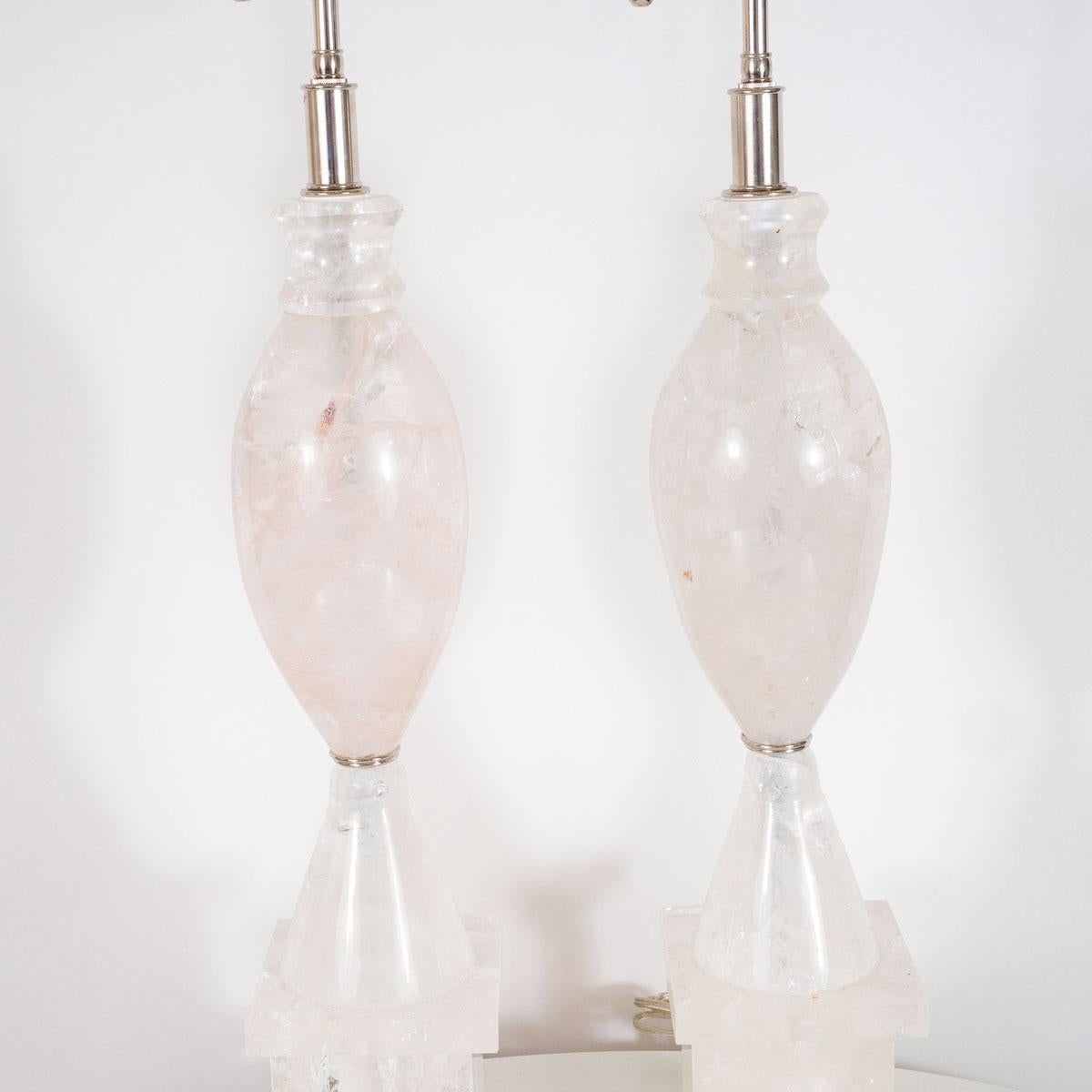 Cristal de roche Paire de lampes de table en forme d'urne en cristal de roche en vente