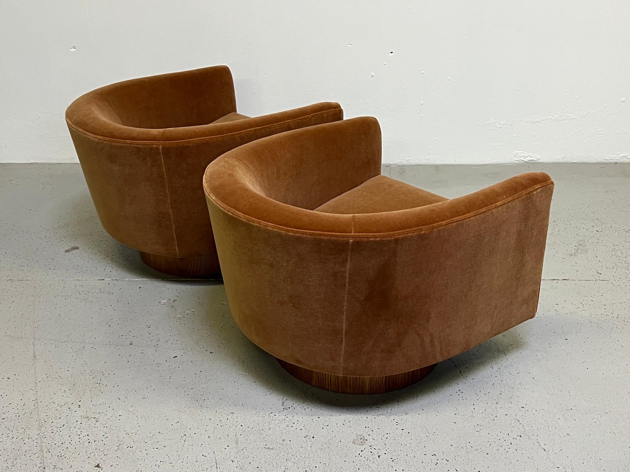 Pair of Rocking Swivel Chairs by Milo Baughman  8