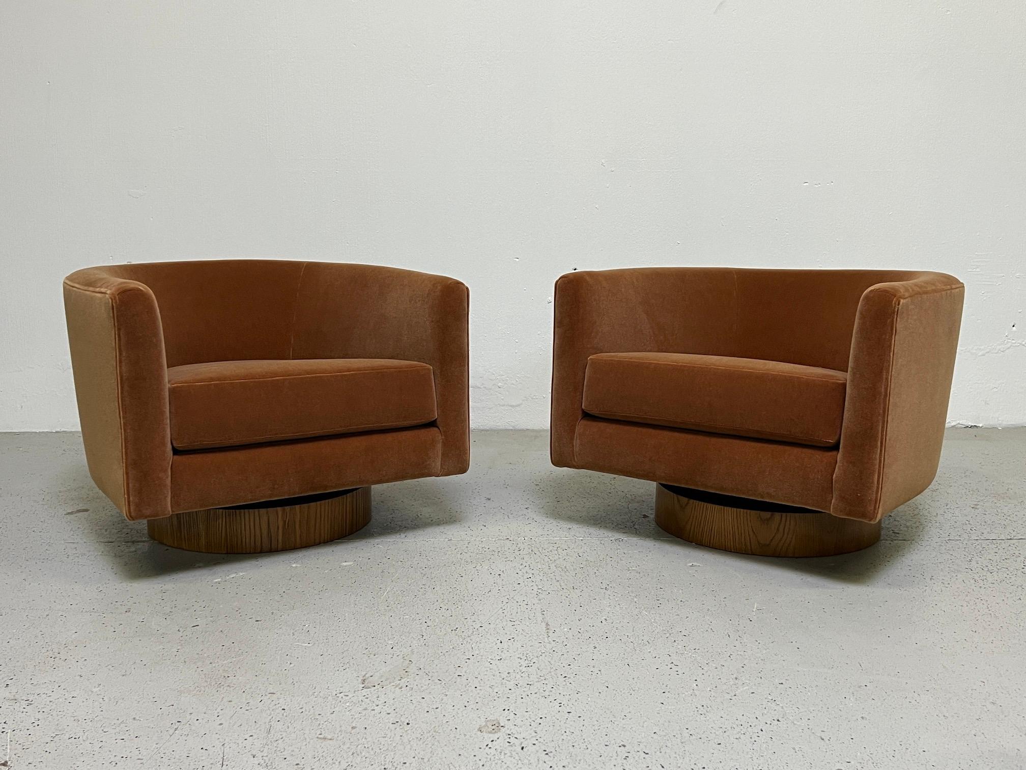 Pair of Rocking Swivel Chairs by Milo Baughman  In Good Condition In Dallas, TX