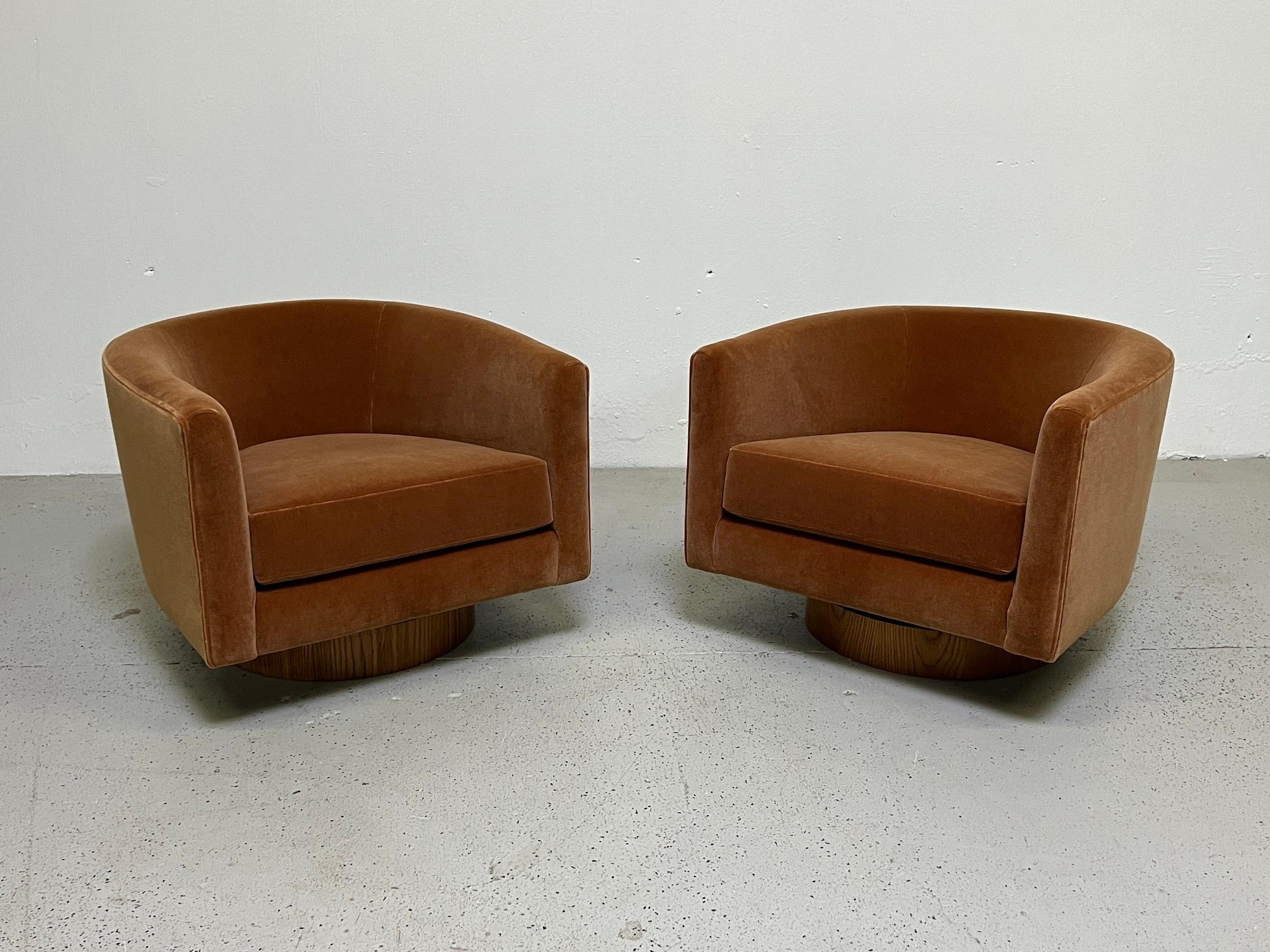 Late 20th Century Pair of Rocking Swivel Chairs by Milo Baughman 