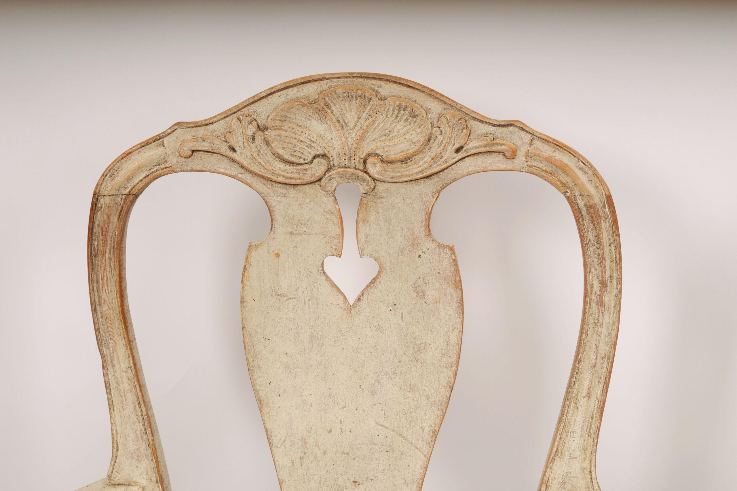 Una coppia di poltrone rococò realizzate a Stoccolma intorno al 1760/70. Caratterizzato da intagli di rocailles con decapaggio sia sul grembiule che sul retro. Le sedie sono dotate di tenditori H. e hanno sedili imbottiti rimovibili.