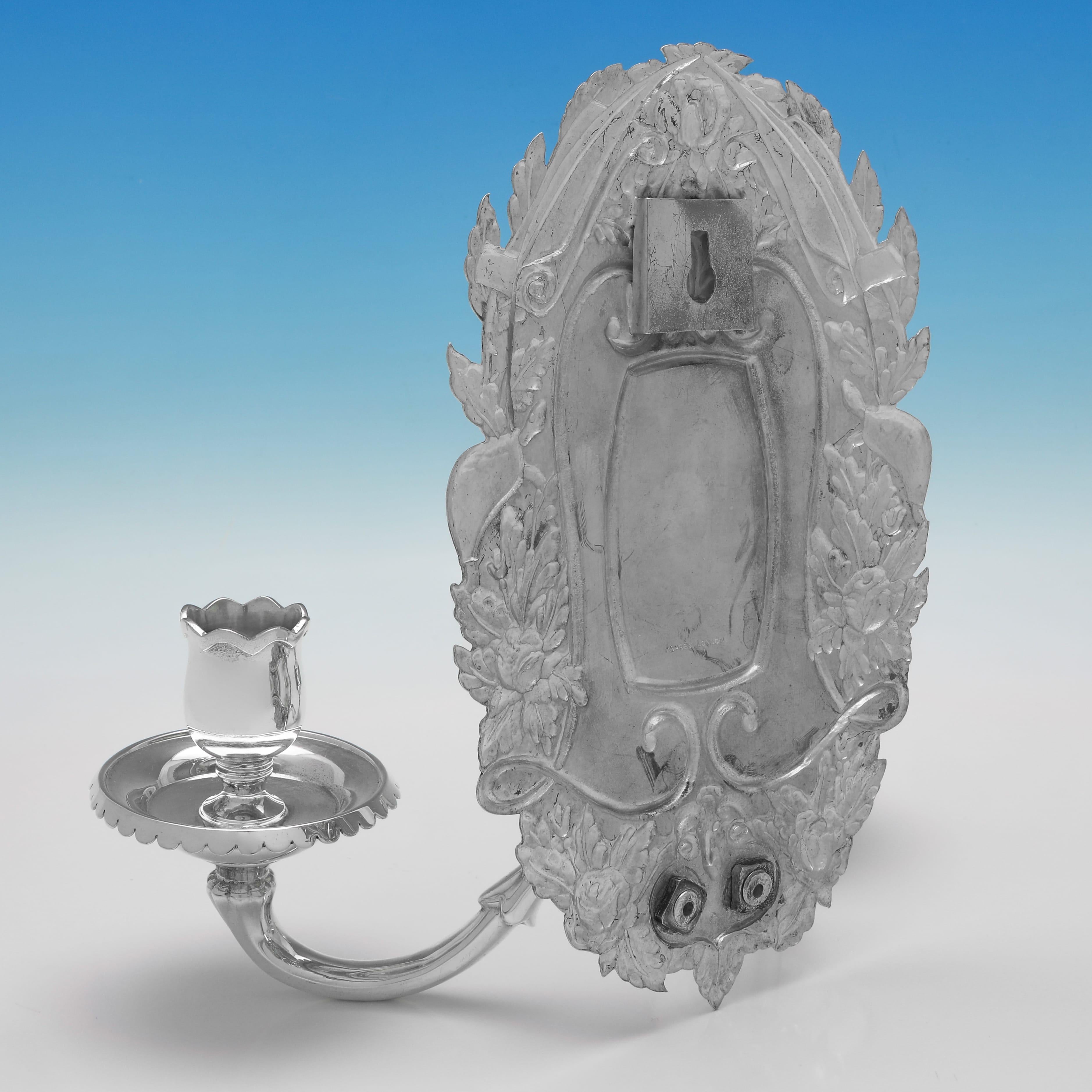 Neorococò Coppia di applique rococò Britannia standard in argento realizzate da Asprey nel 1955 in vendita