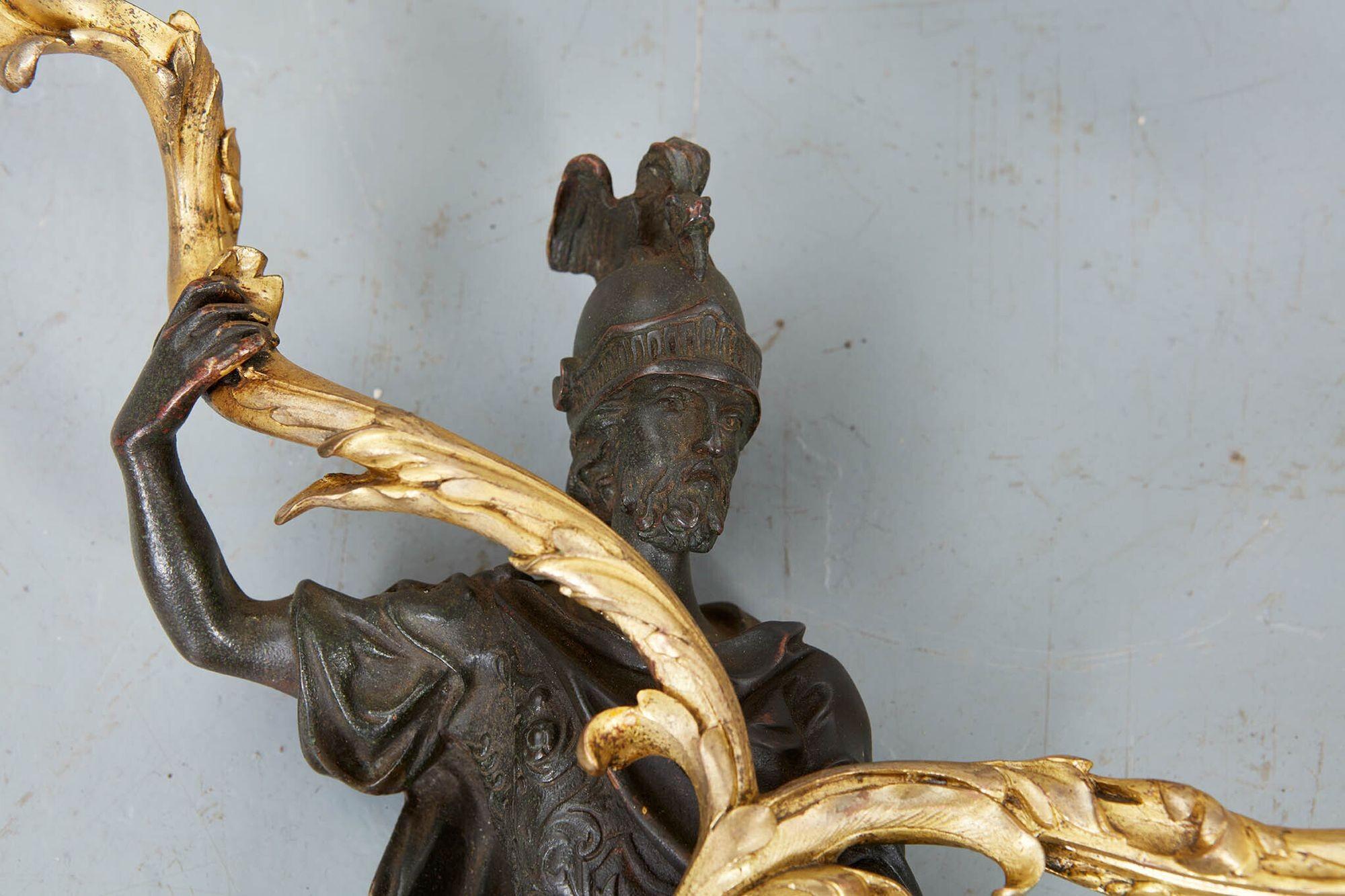 Moulage Paire d'appliques rococo en bronze et doré en vente