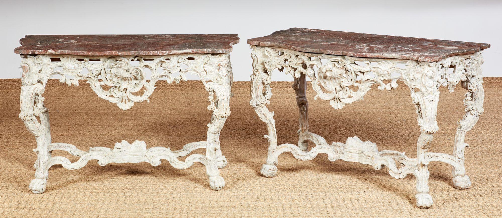Superbe paire de tables consoles du début du style rococo, les formes en marbre marron et gris sur des bases fortement sculptées, les tabliers avec des sculptures de coquilles et de Rocaille et reposant sur des pieds sculptés de volutes se terminant