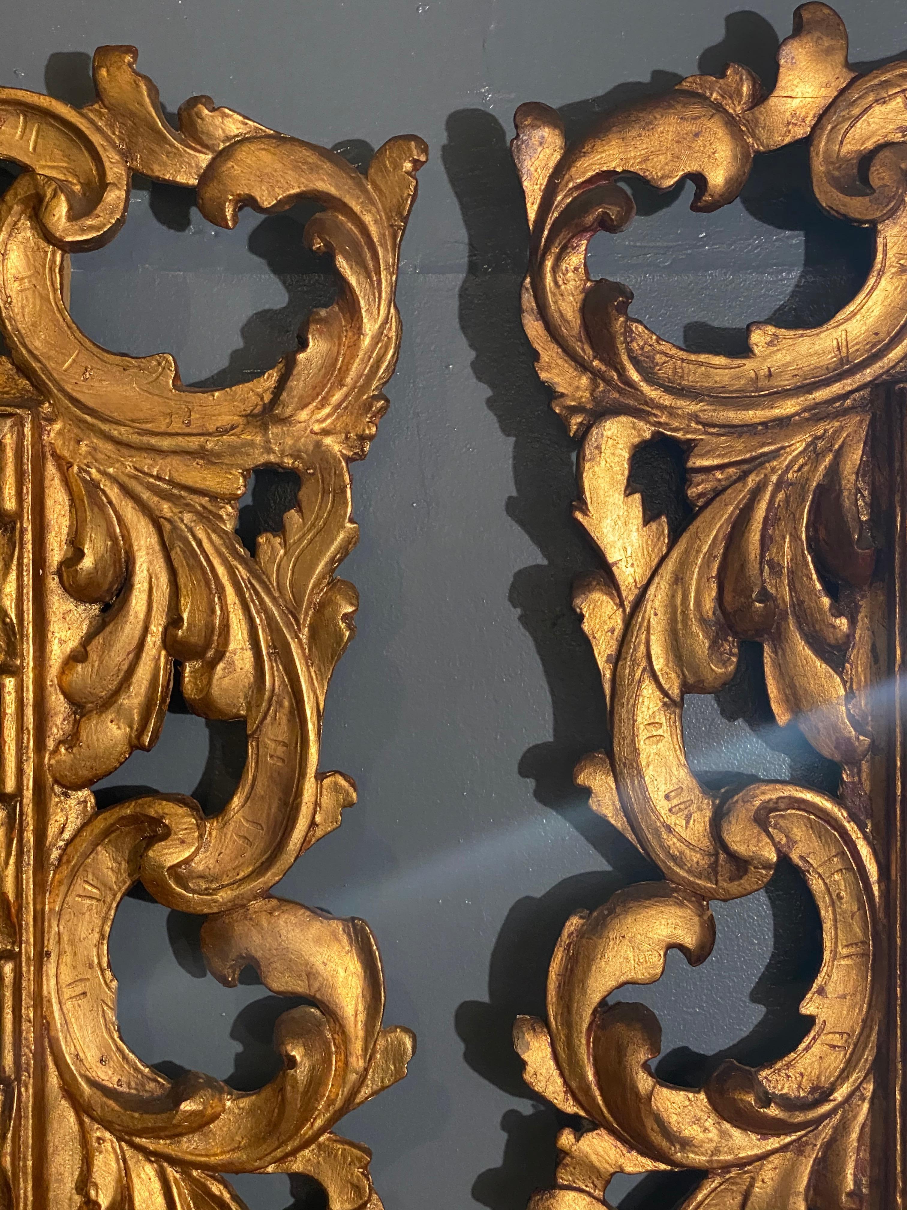 Paire de miroirs muraux ou consoles de style rococo avec cadre et entourage en bois doré sculpté en vente 4