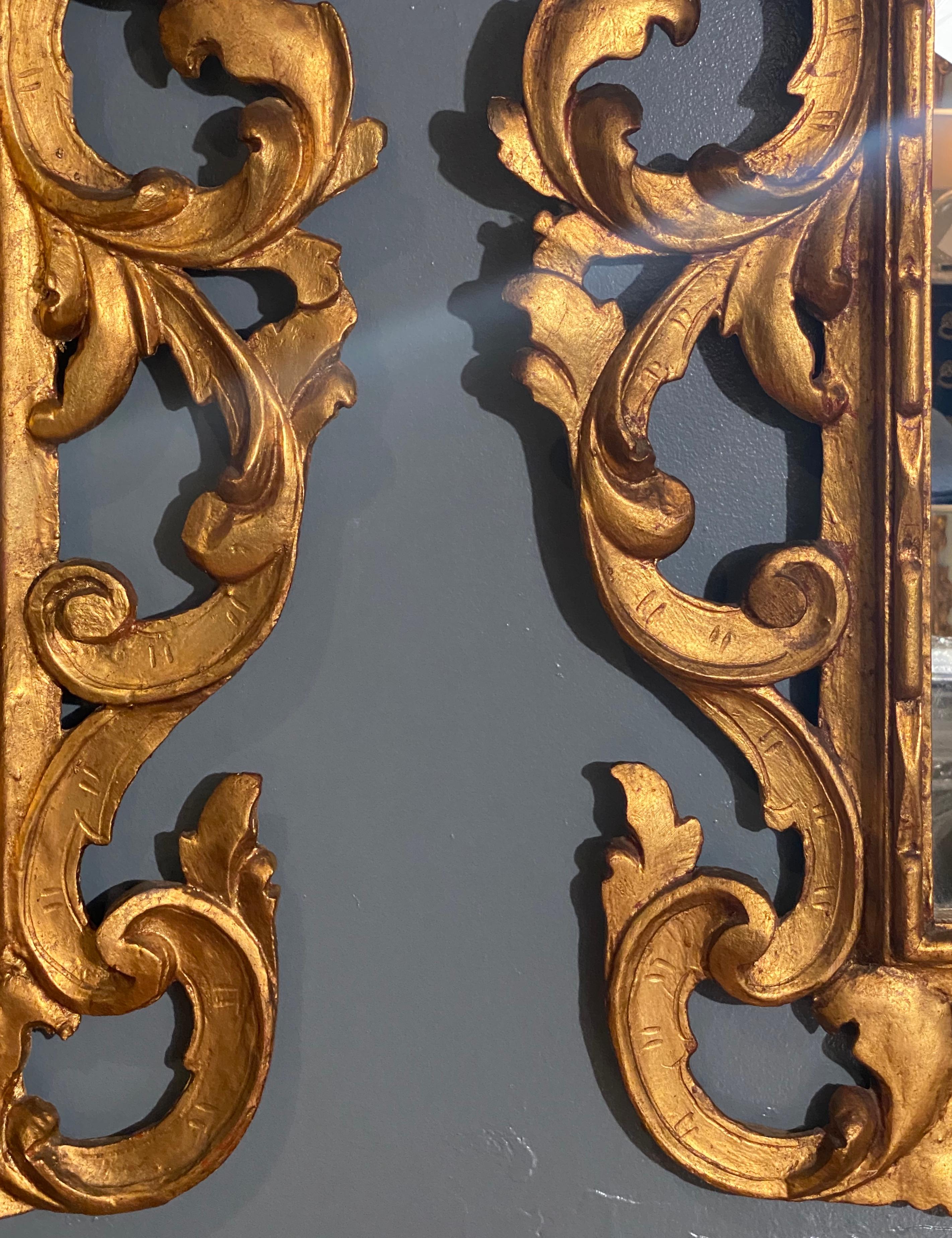 Paar Wand- oder Konsolenspiegel mit Rahmen im Rokoko-Stil, geschnitzte vergoldete Holzumrandung im Angebot 6