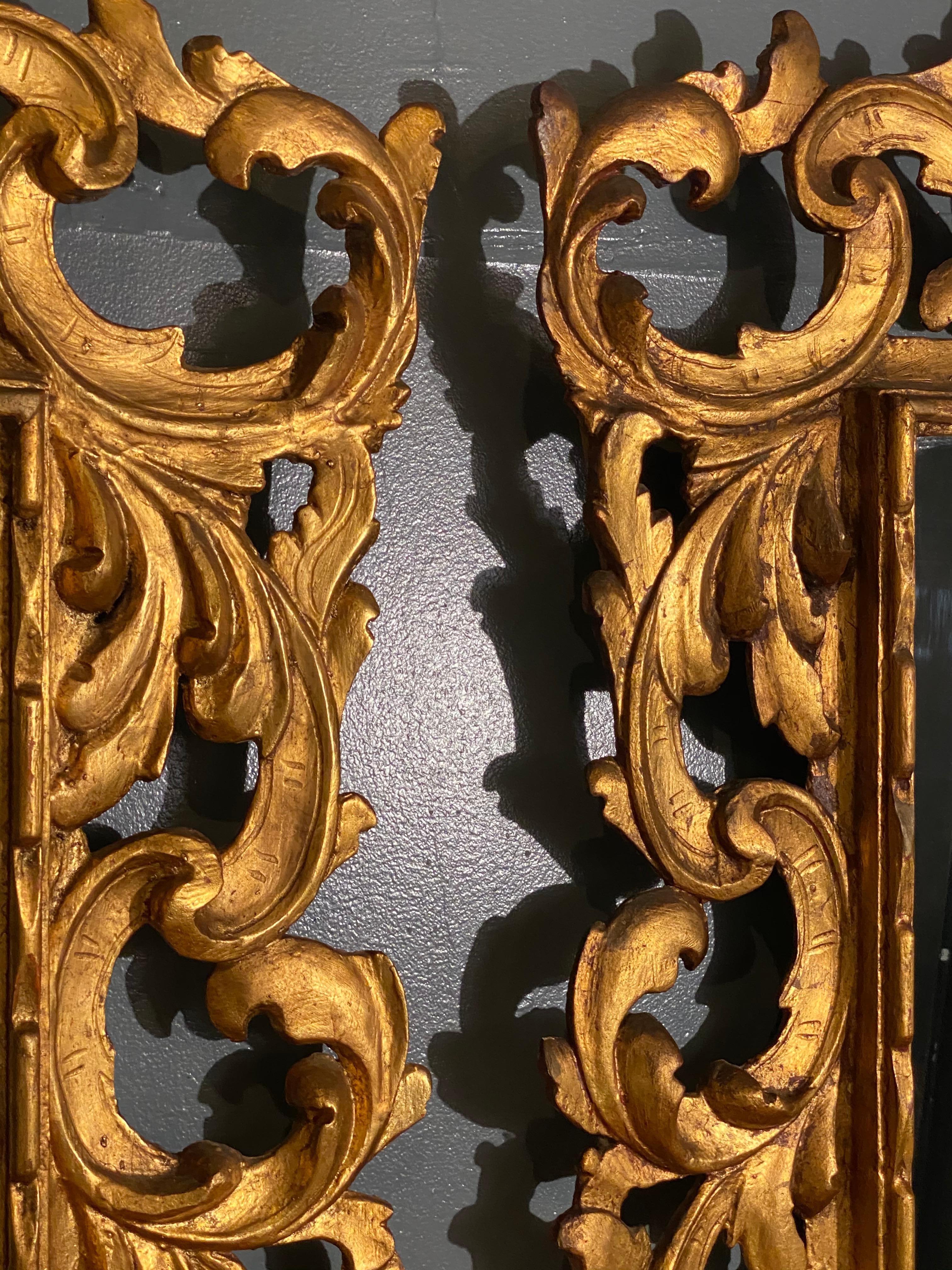 Paire de miroirs muraux ou consoles de style rococo avec cadre et entourage en bois doré sculpté en vente 6