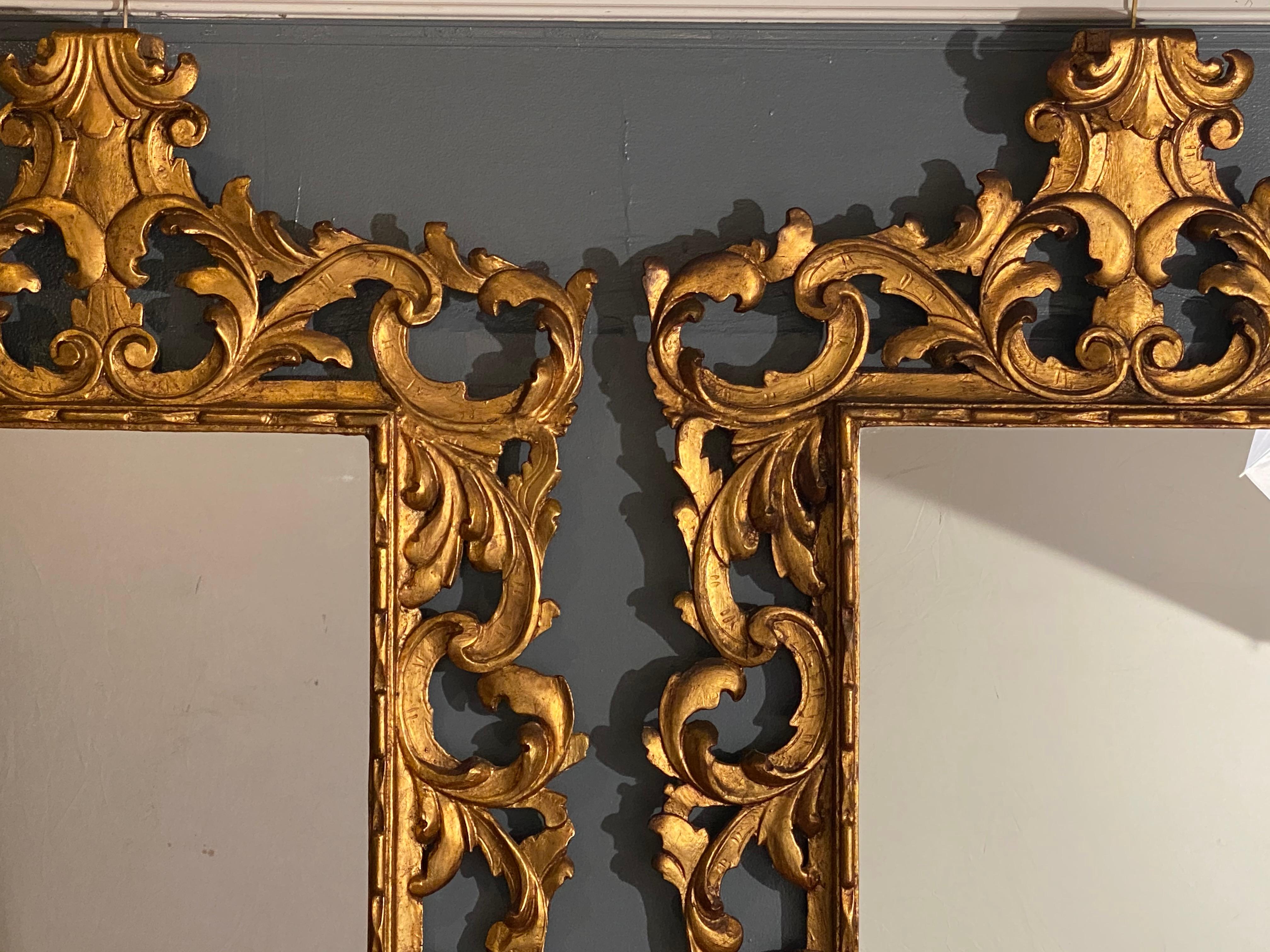 Paire de miroirs muraux ou consoles de style rococo avec cadre et entourage en bois doré sculpté en vente 9