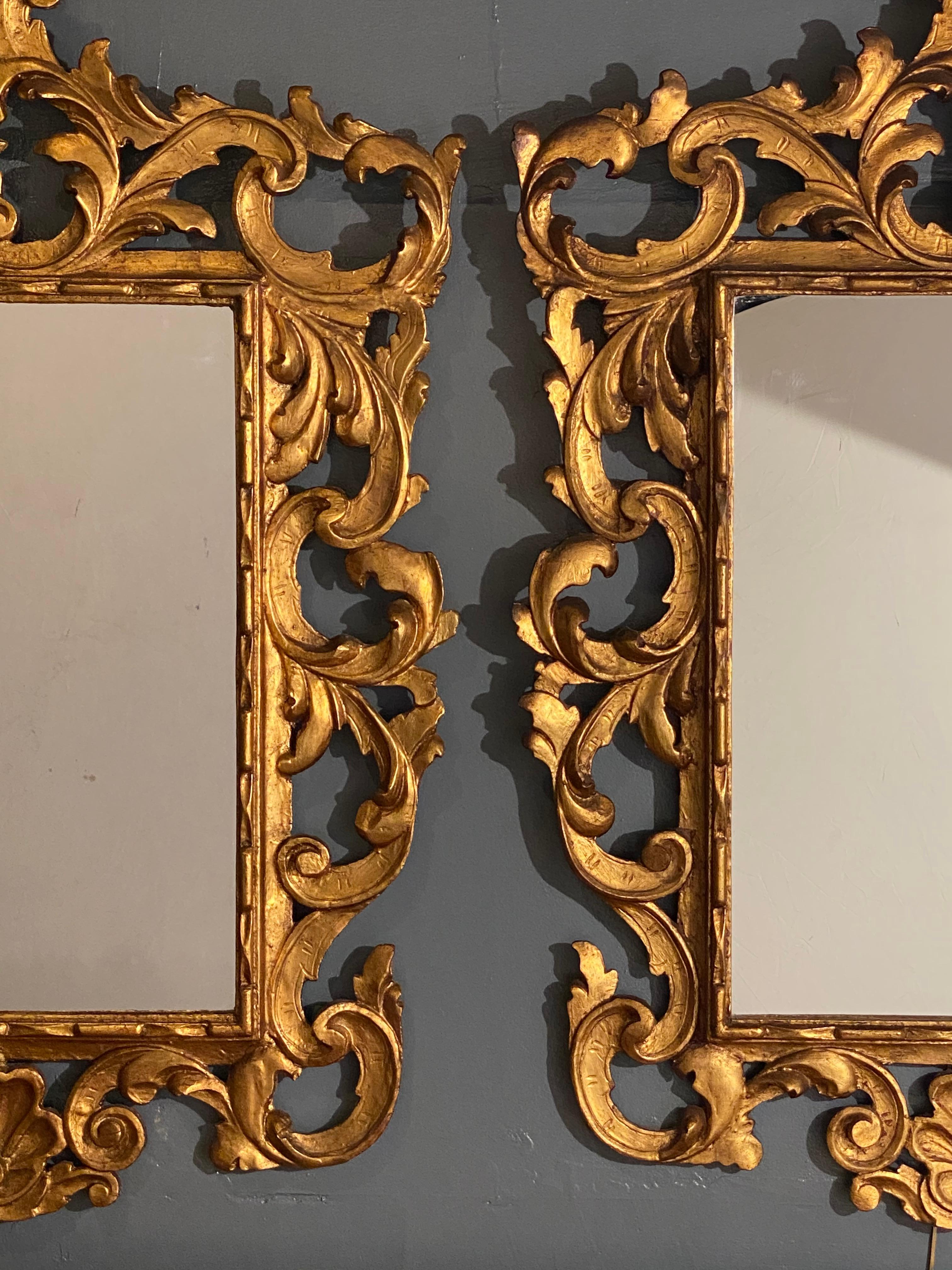 Paar Wand- oder Konsolenspiegel mit Rahmen im Rokoko-Stil, geschnitzte vergoldete Holzumrandung im Angebot 11