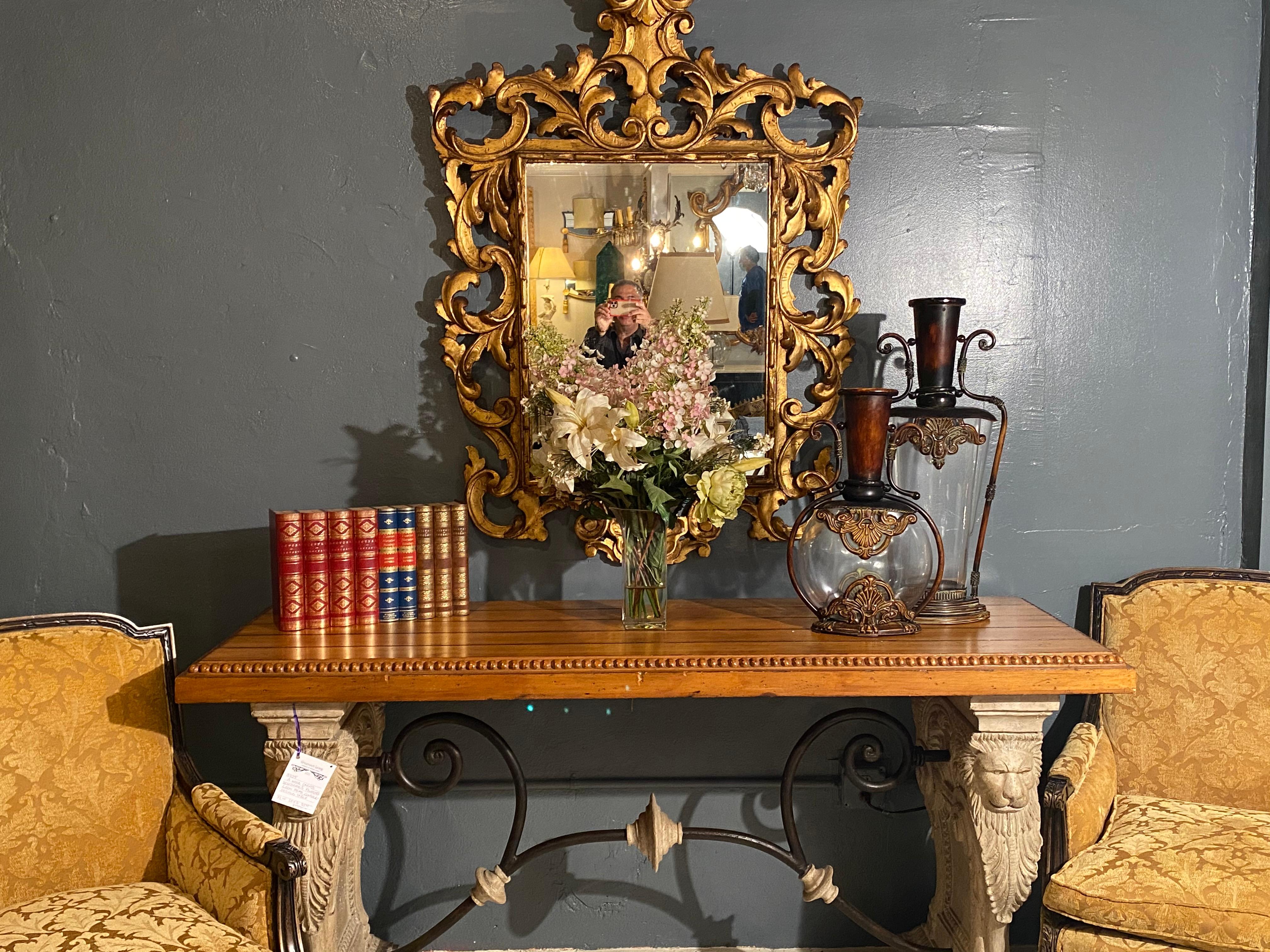 Paire de miroirs muraux ou consoles de style rococo avec cadre et entourage en bois doré sculpté en vente 11