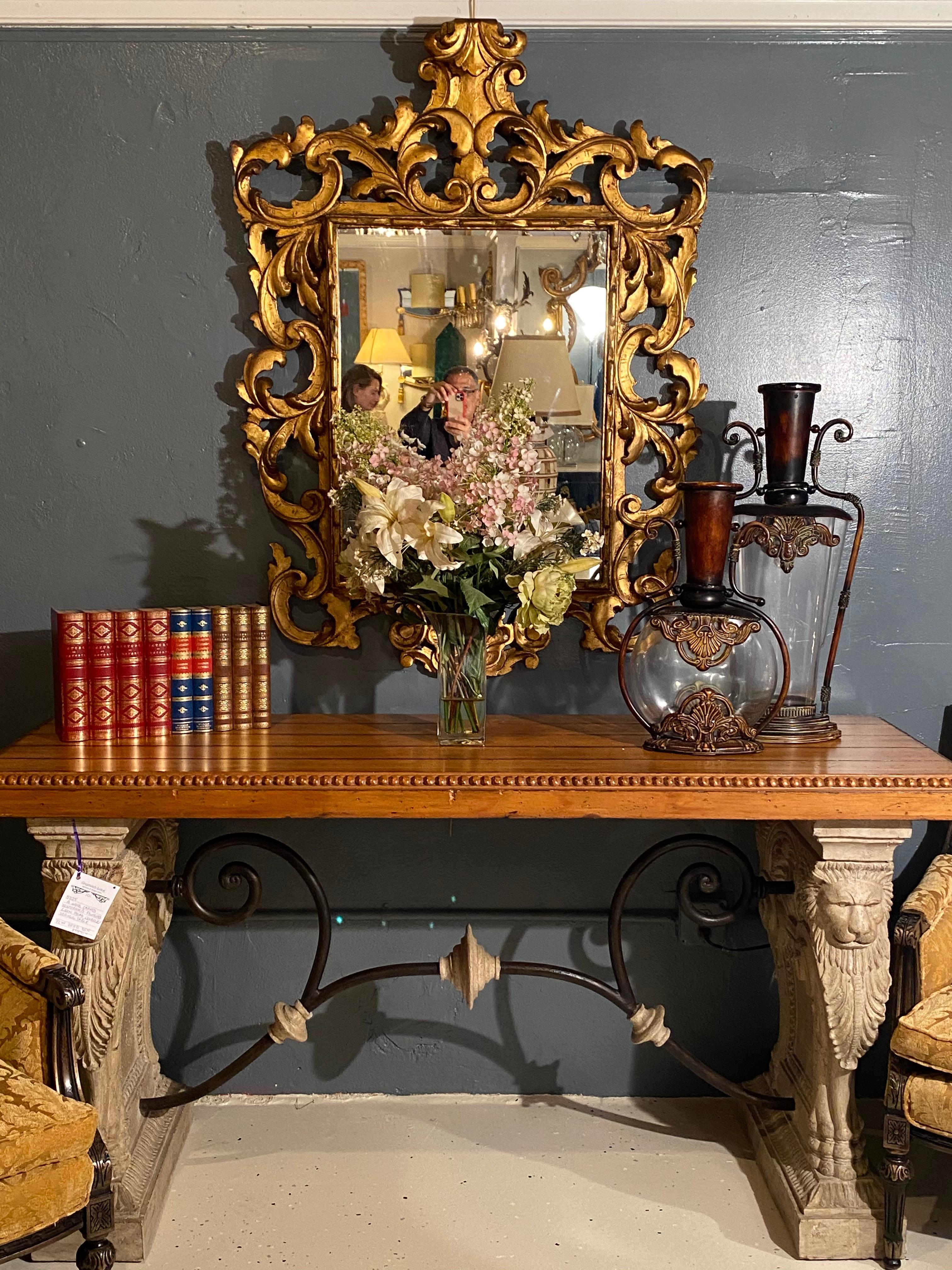 Rococo Paire de miroirs muraux ou consoles de style rococo avec cadre et entourage en bois doré sculpté en vente