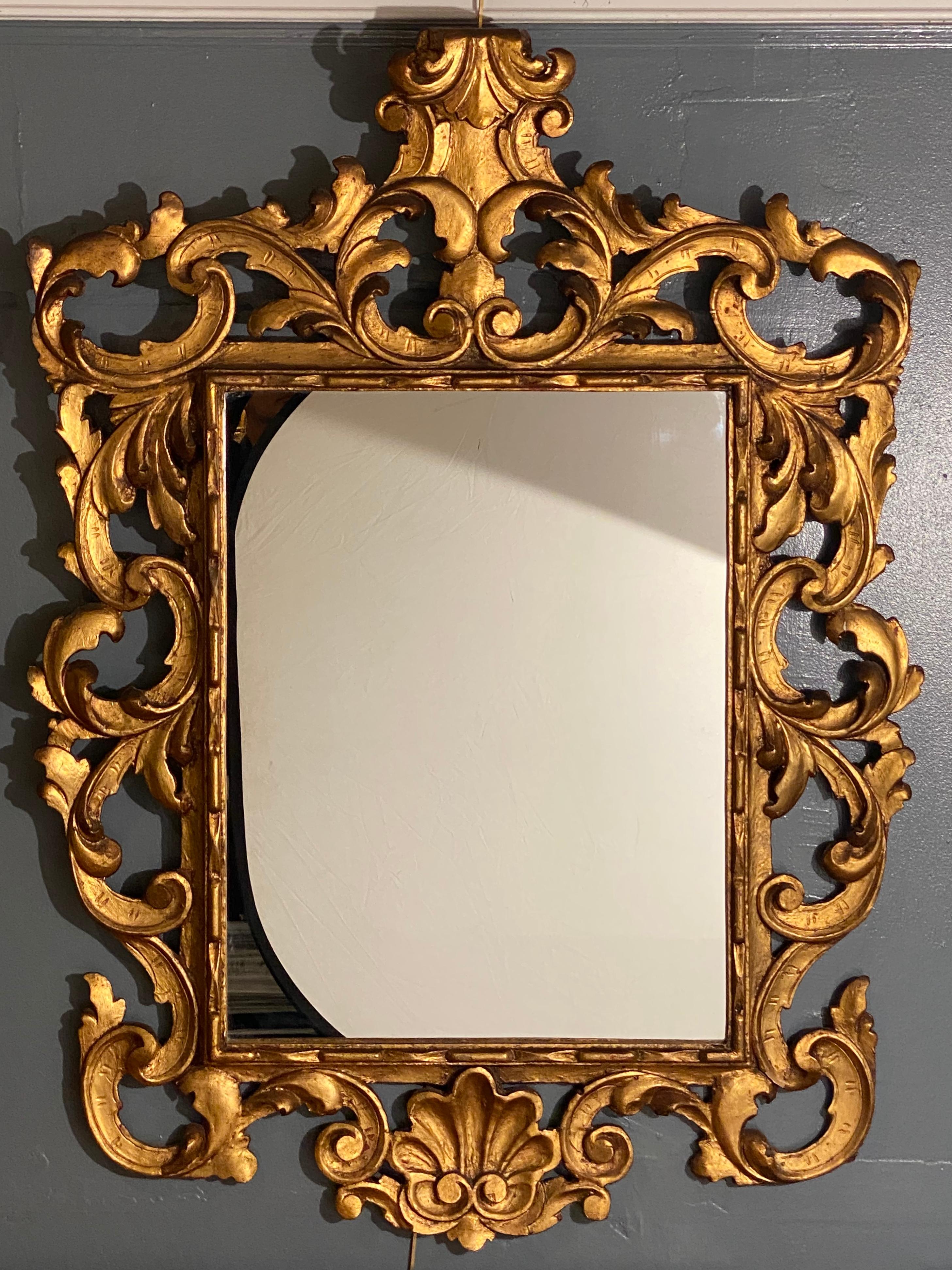 italien Paire de miroirs muraux ou consoles de style rococo avec cadre et entourage en bois doré sculpté en vente