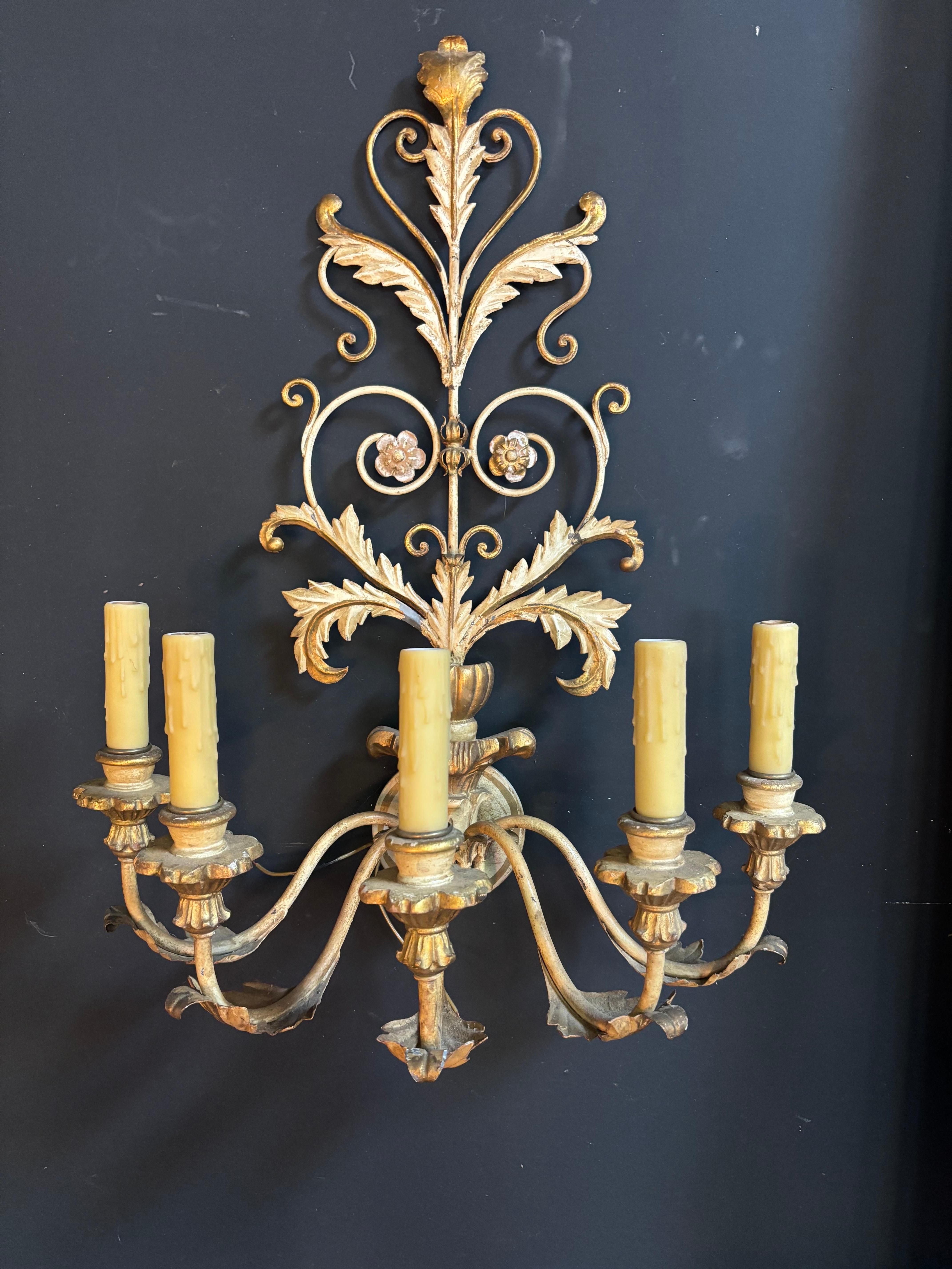 Paire d'appliques rococo en métal et bois avec dorures et peintures appliquées.  Nouveaux chandeliers en cire sur tous les socles.