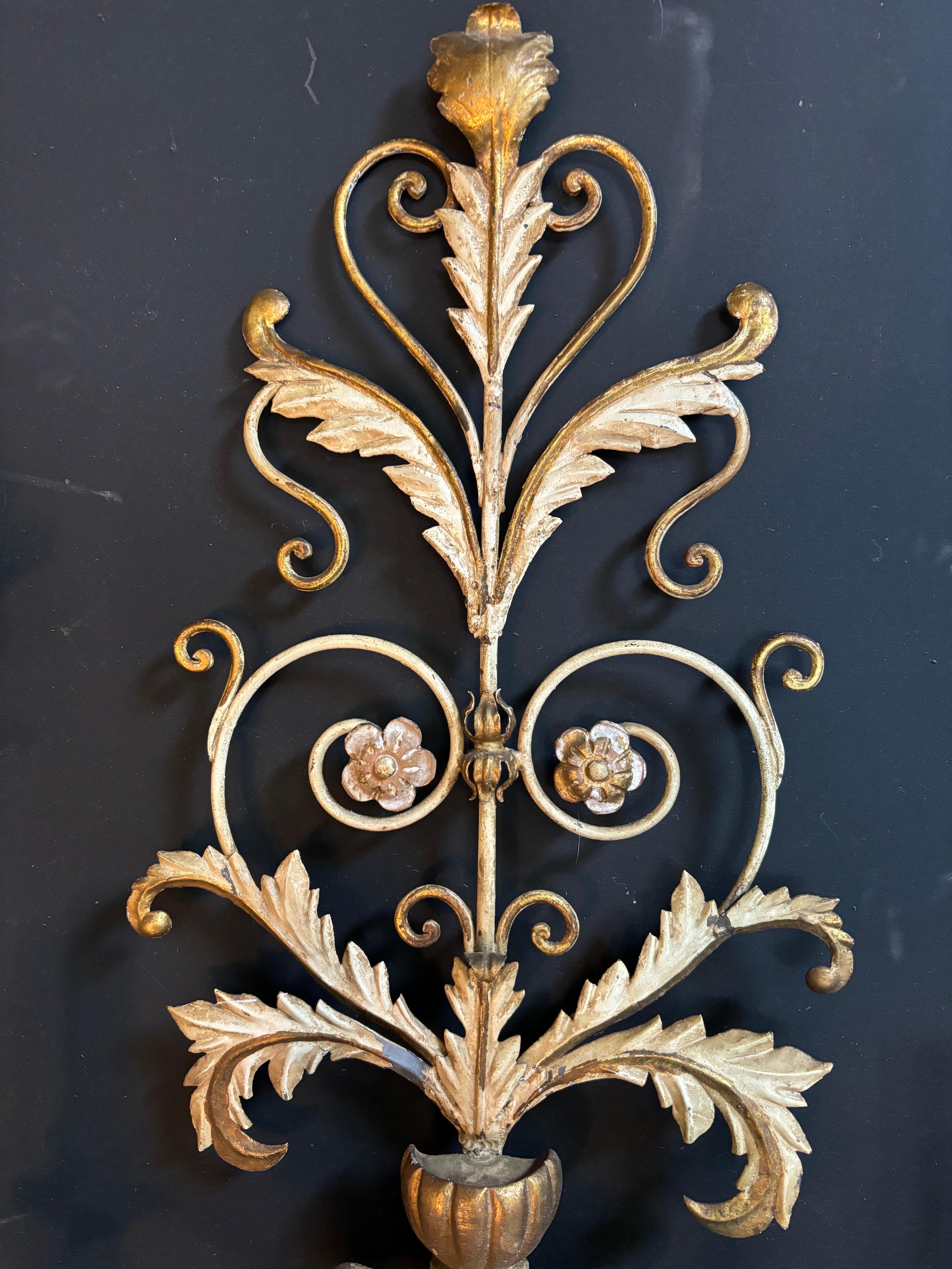 Néo-rococo Paire d'appliques rococo en métal et doré en vente